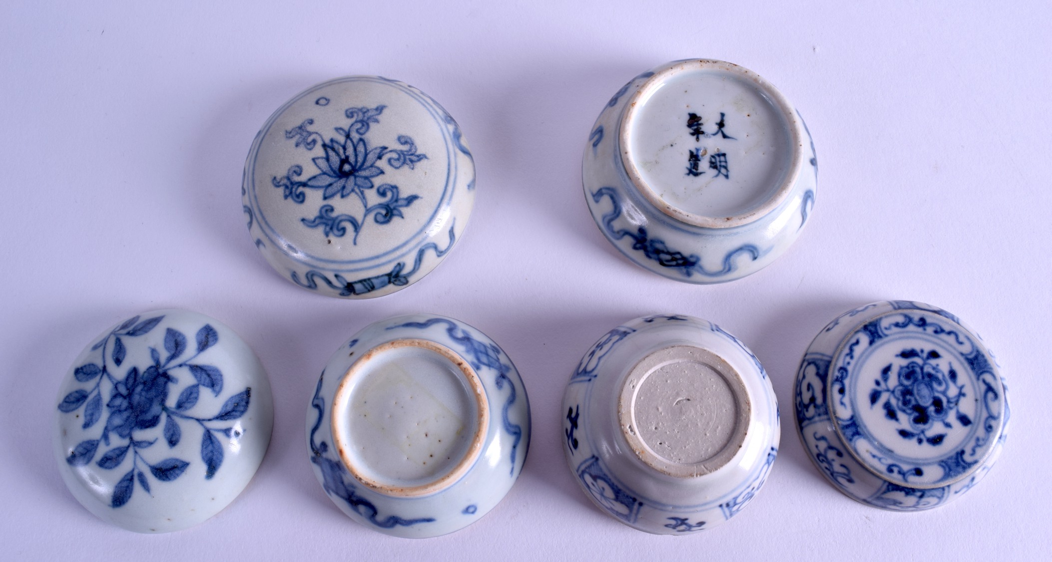 A GROUP OF THREE 18TH CENTURY CHINESE BLUE AND WHITE COSMETIC BOXES AND COVERS Qianlong, painted - Bild 3 aus 3