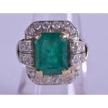 A GOOD 1930S WHITE GOLD EMERALD AND DIAMOND RING of stylish form. Size L.