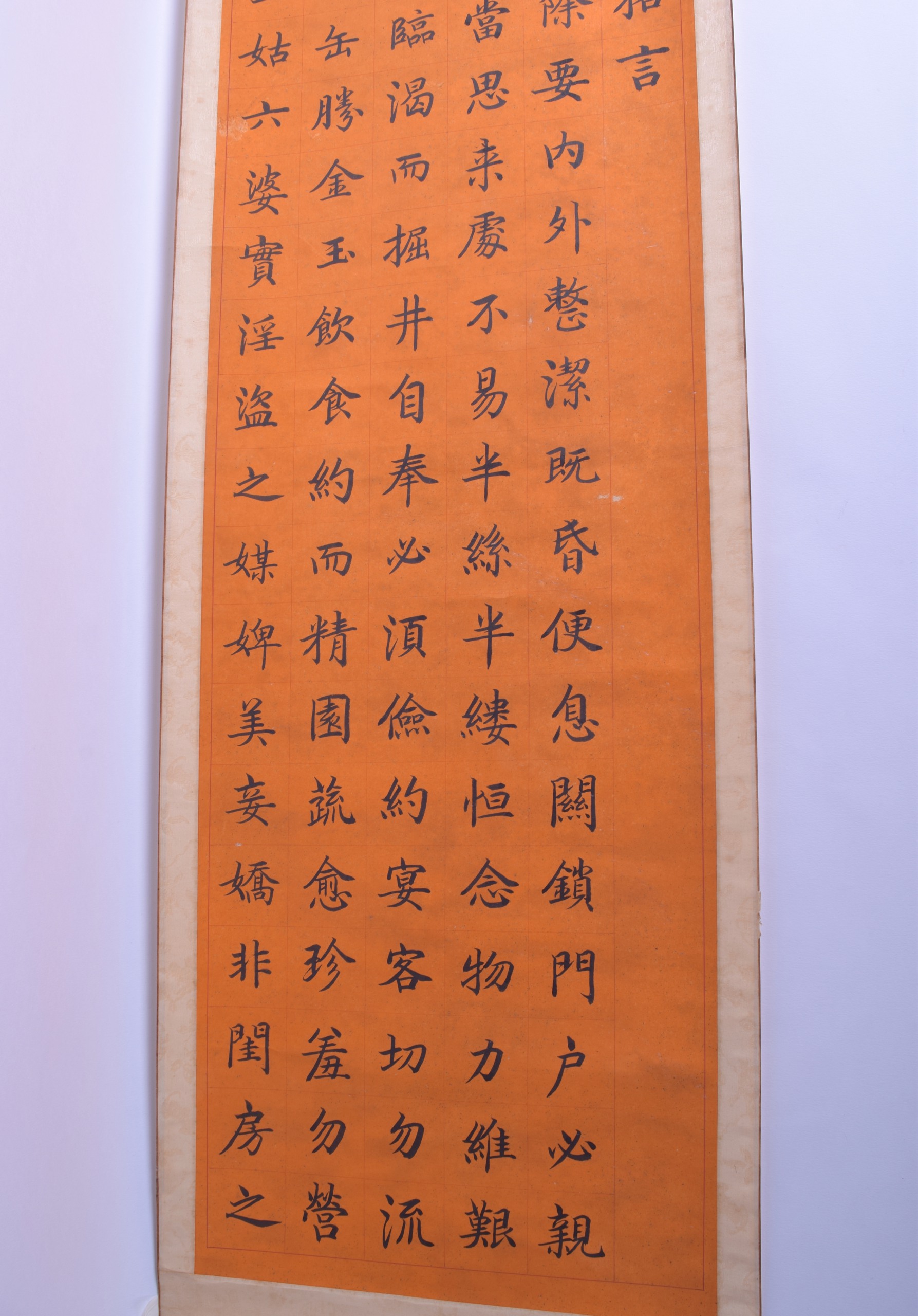 A GOOD SET OF FOUR EARLY 20TH CENTURY CHINESE CALLIGRAPHY SCROLLS Qing, painted upon an unusual - Bild 3 aus 10