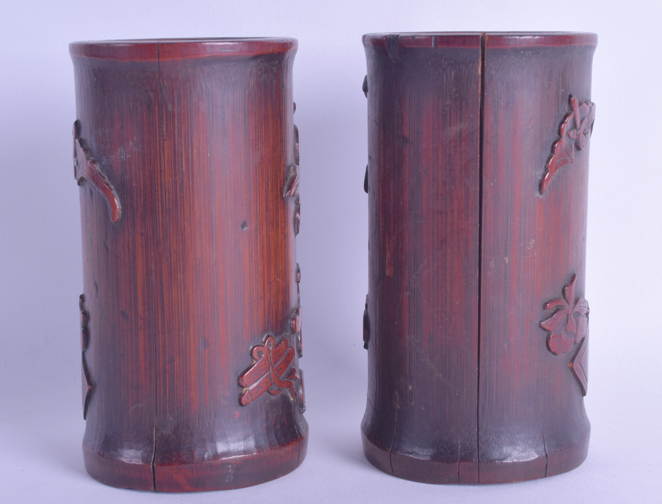 A PAIR OF CHINESE QING DYNASTY CARVED BAMBOO BRUSH POTS Bitong, decorated with urns and flowers. - Bild 2 aus 2
