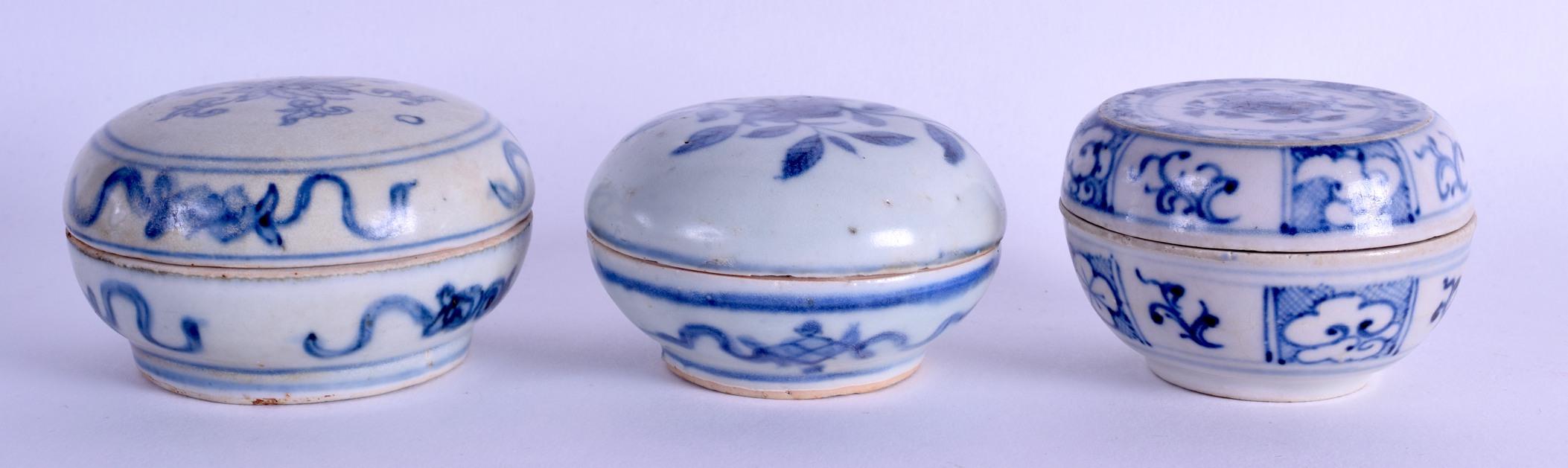 A GROUP OF THREE 18TH CENTURY CHINESE BLUE AND WHITE COSMETIC BOXES AND COVERS Qianlong, painted - Bild 2 aus 3