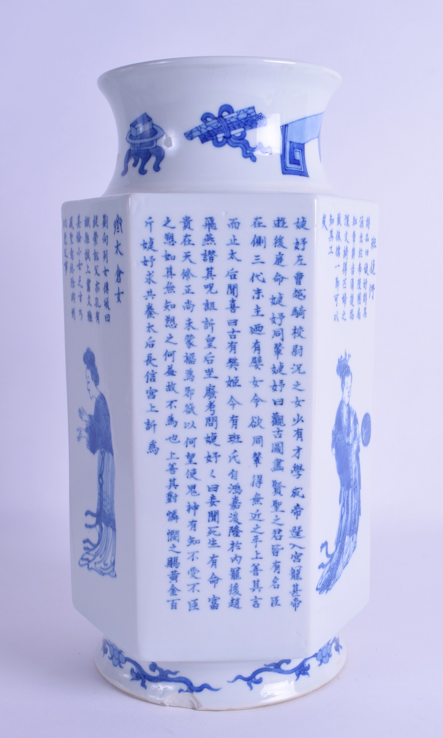 A CHINESE BLUE AND WHITE HEXAGONAL PORCELAIN VASE probably Republican period, painted with figures - Bild 2 aus 3