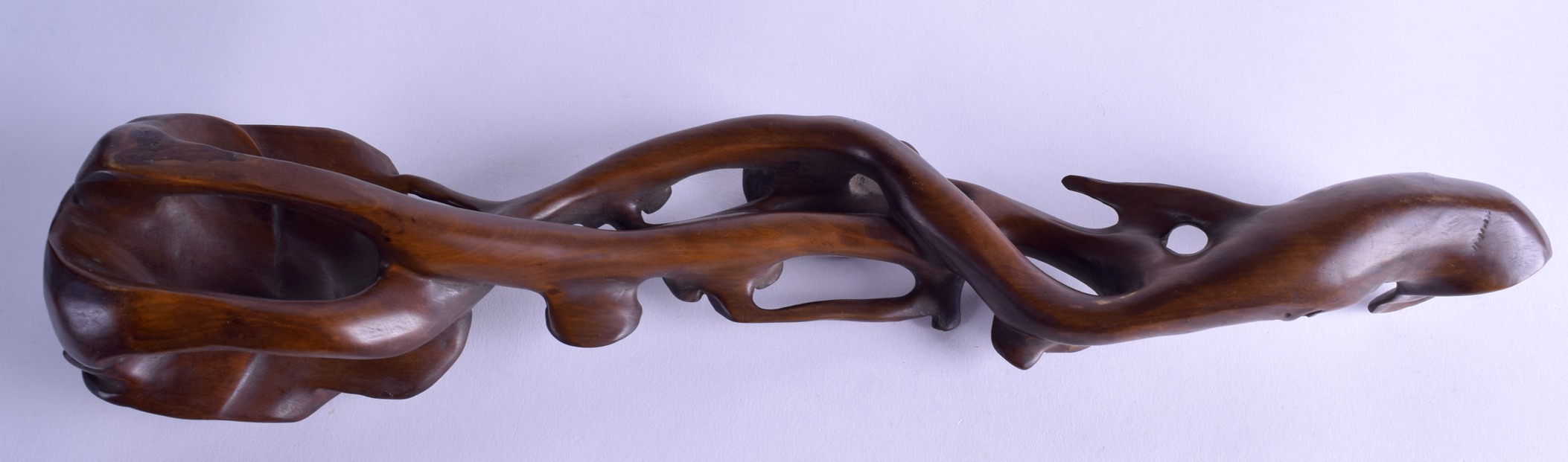 A LARGE CHINESE CARVED HARDWOOD RUI SCEPTRE of naturalistic form. 30 cm long. - Bild 2 aus 2