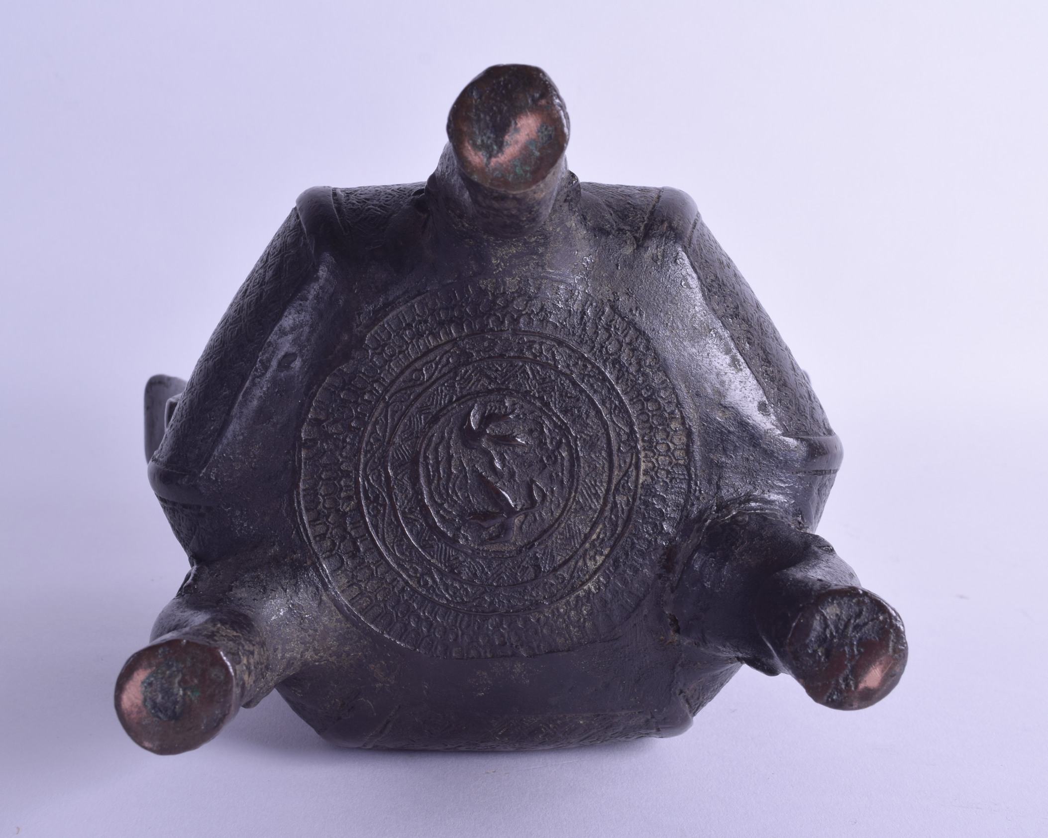 A 16TH/17TH CENTURY CHINESE TWIN HANDLED BRONZE CENSER AND COVER Ming, the finial formed as a - Bild 3 aus 3