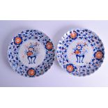 A PAIR OF 19TH CENTURY JAPANESE MEIJI PERIOD IMARI DISHES painted with urns of flowers. 27 cm