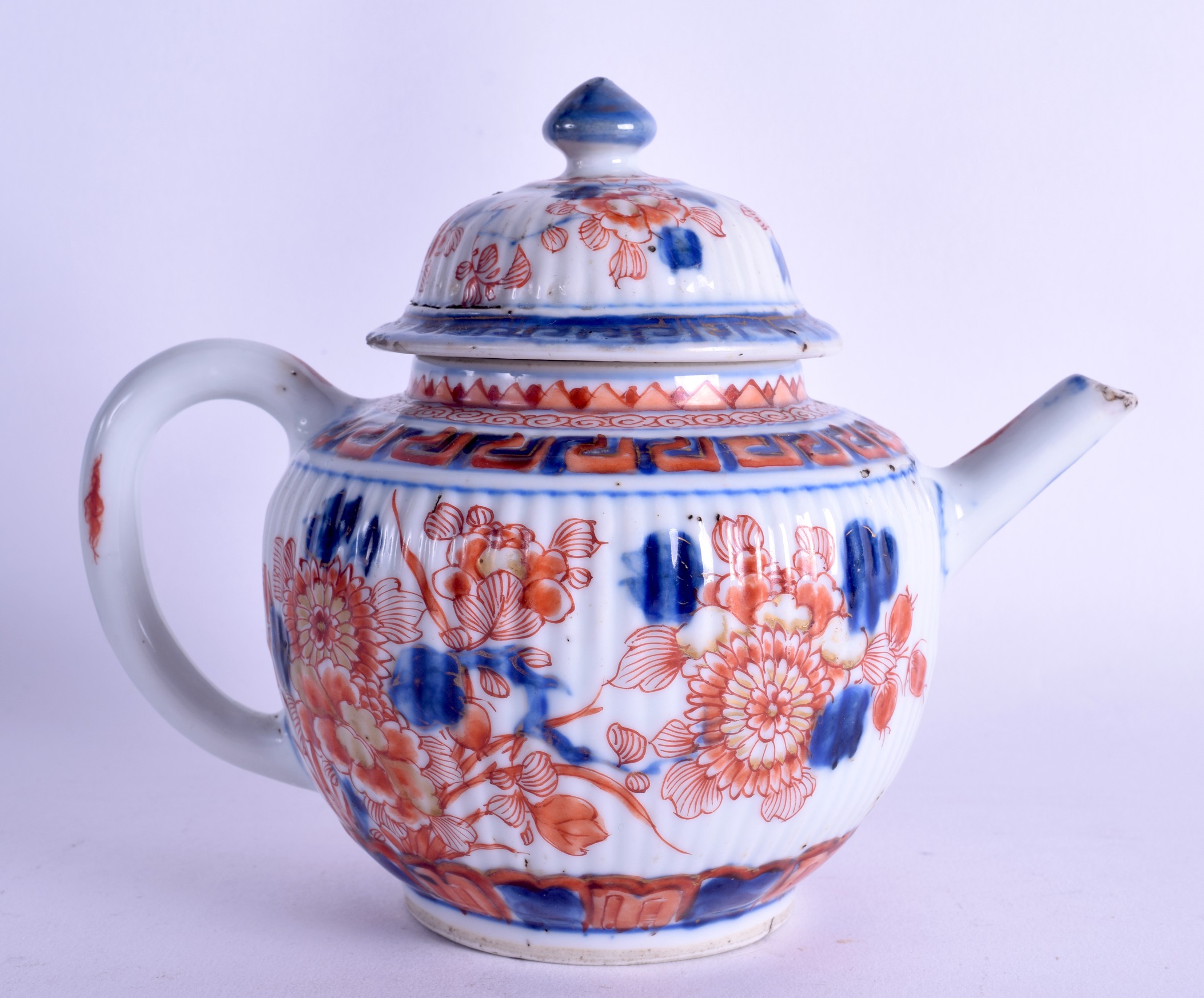 AN EARLY 18TH CENTURY CHINESE IMARI RIBBED TEAPOT AND COVER Qianlong, painted with foliage and - Bild 2 aus 3