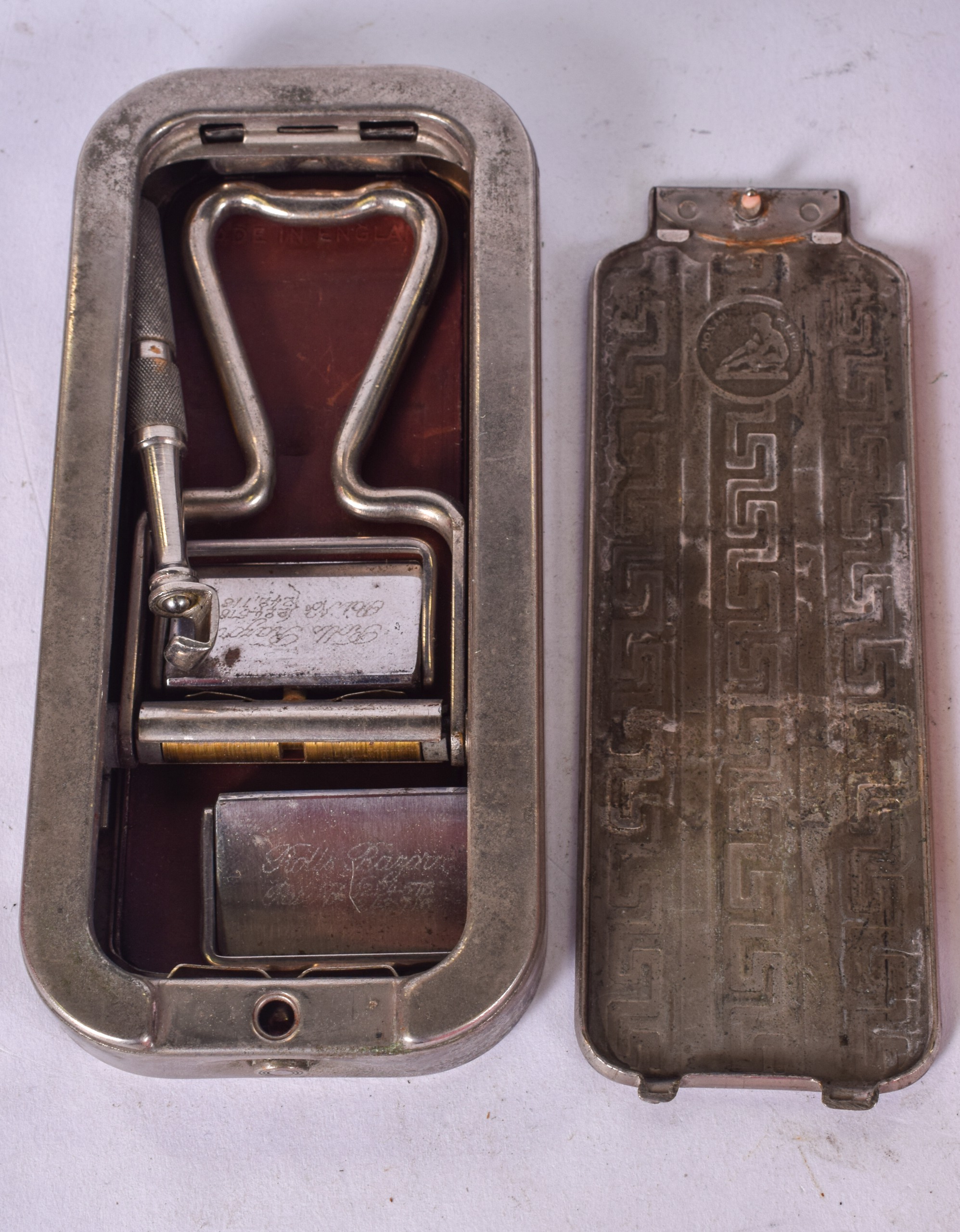 A SMALL GROUP OF VINTAGE SHAVING ITEMS, including "The Chard Hair Clipper". (5) - Image 5 of 5