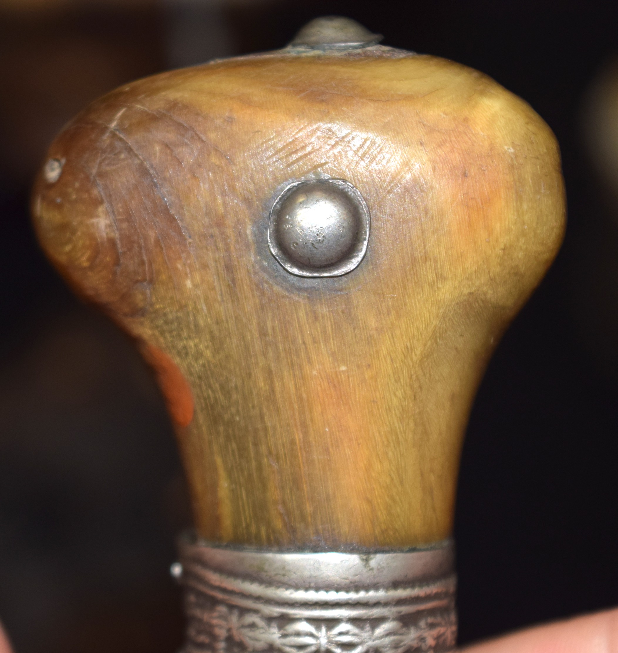 A 19TH CENTURY CARVED RHINOCEROS HORN HANDLED JAMBIYA DAGGER C1880 with white metal mounts. 30 cm - Image 4 of 5