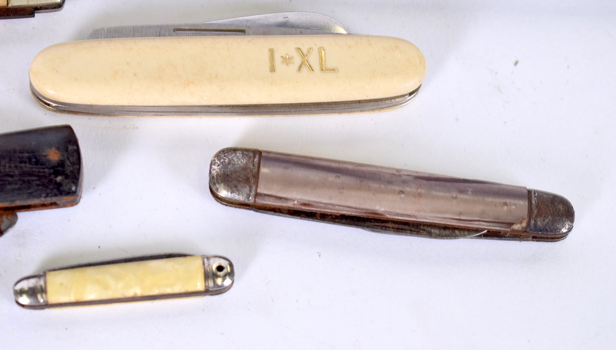 A SMALL GROUP OF FRUIT KNIVES, together with a dagger. (qty) - Image 3 of 3