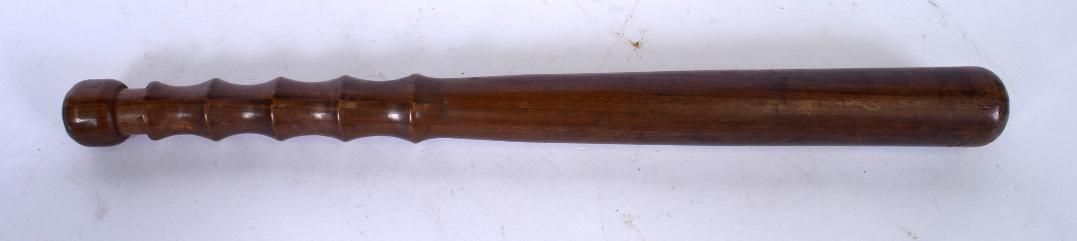 AN ANTIQUE FRUITWOOD TRUNCHEON, with carved rib handle. 39.5 cm long.