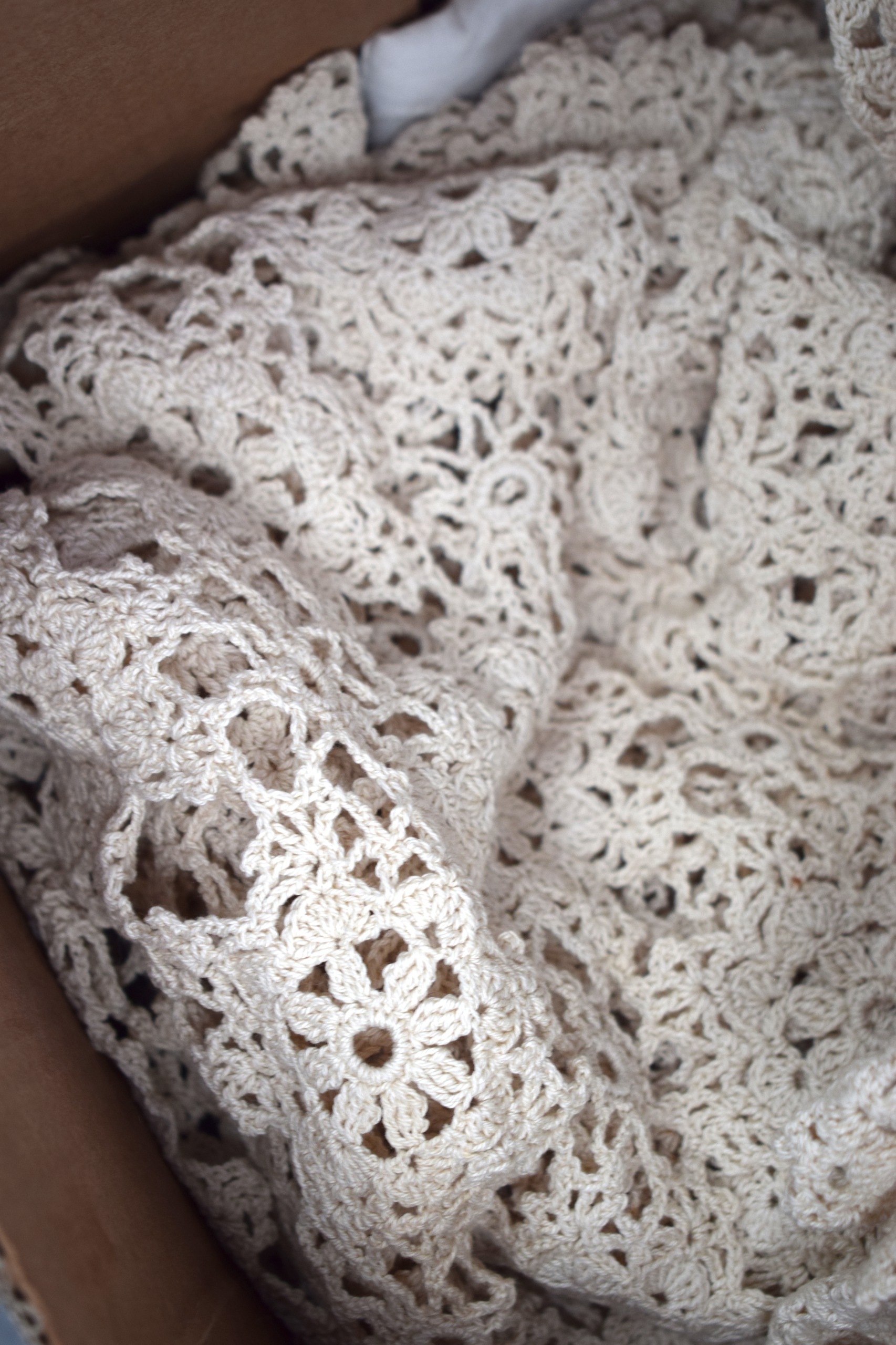 A QUANTITY OF LACE AND LINEN. - Image 3 of 3