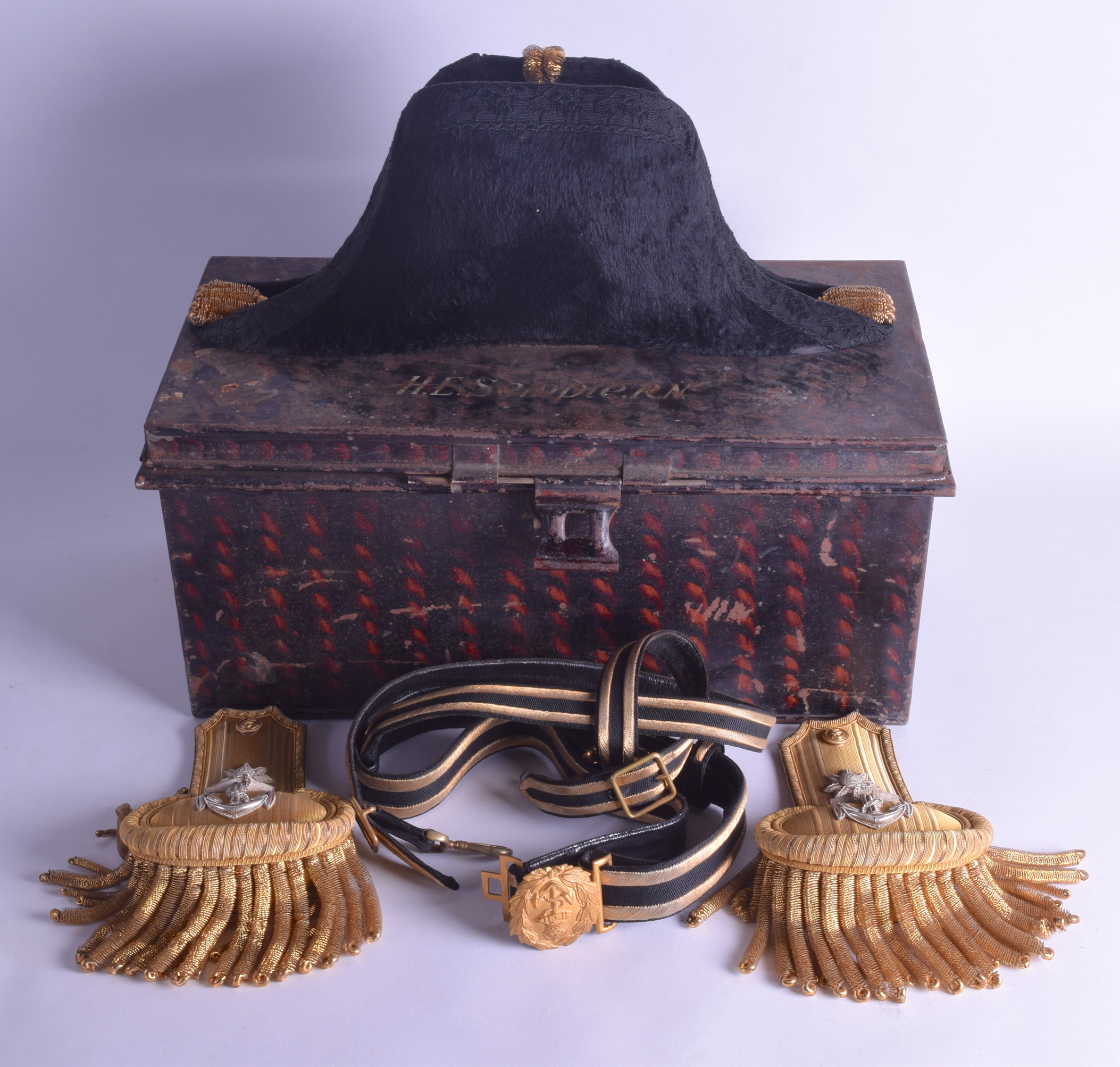 A LOVELY FIRST WAR ROYAL NAVY PAYMASTER CAPTAINS BICORN HAT AND EPAULETTES with original tole ware