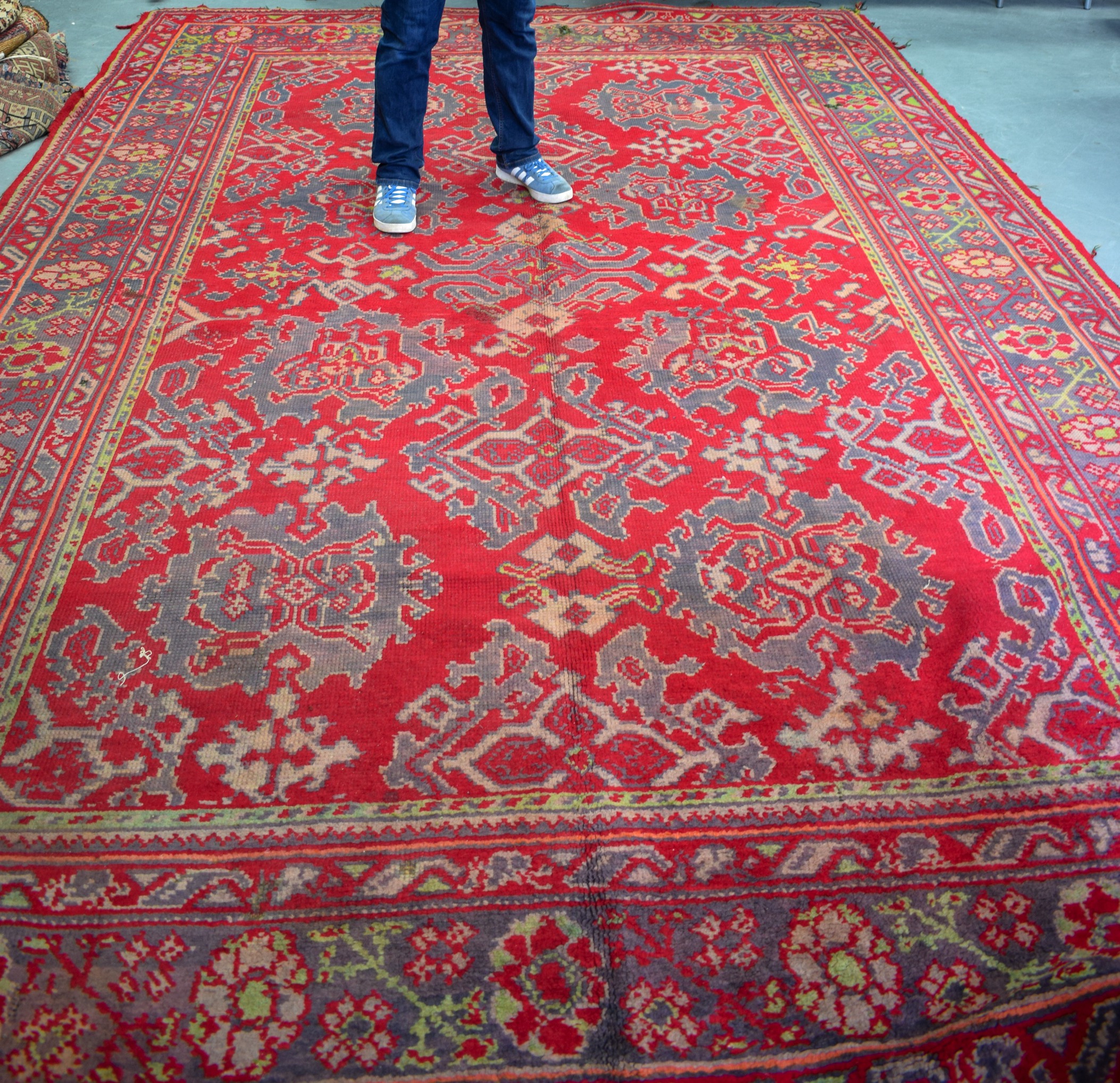 A HUGE RED GROUND PERSIAN RUG, decorated with foliage. 427 cm x 278 cm. - Image 2 of 5