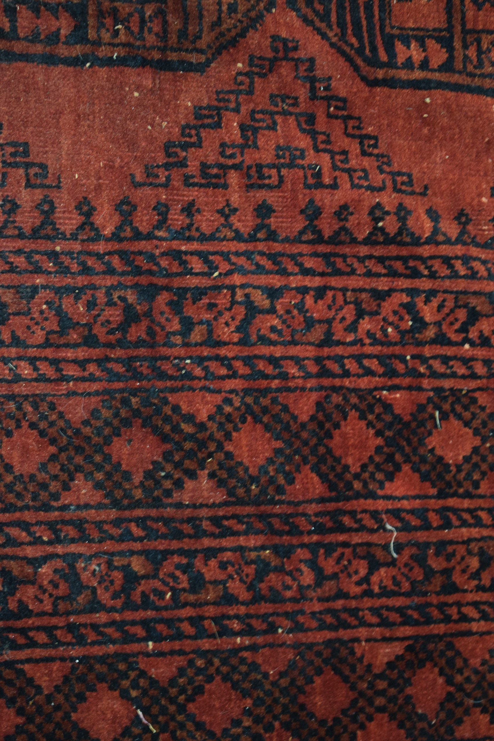 A LARGE EARLY 20TH CENTURY BURNT ORANGE GROUND AFGHAN ESARI TURKMEN RUG, decorated with motifs. - Image 4 of 5