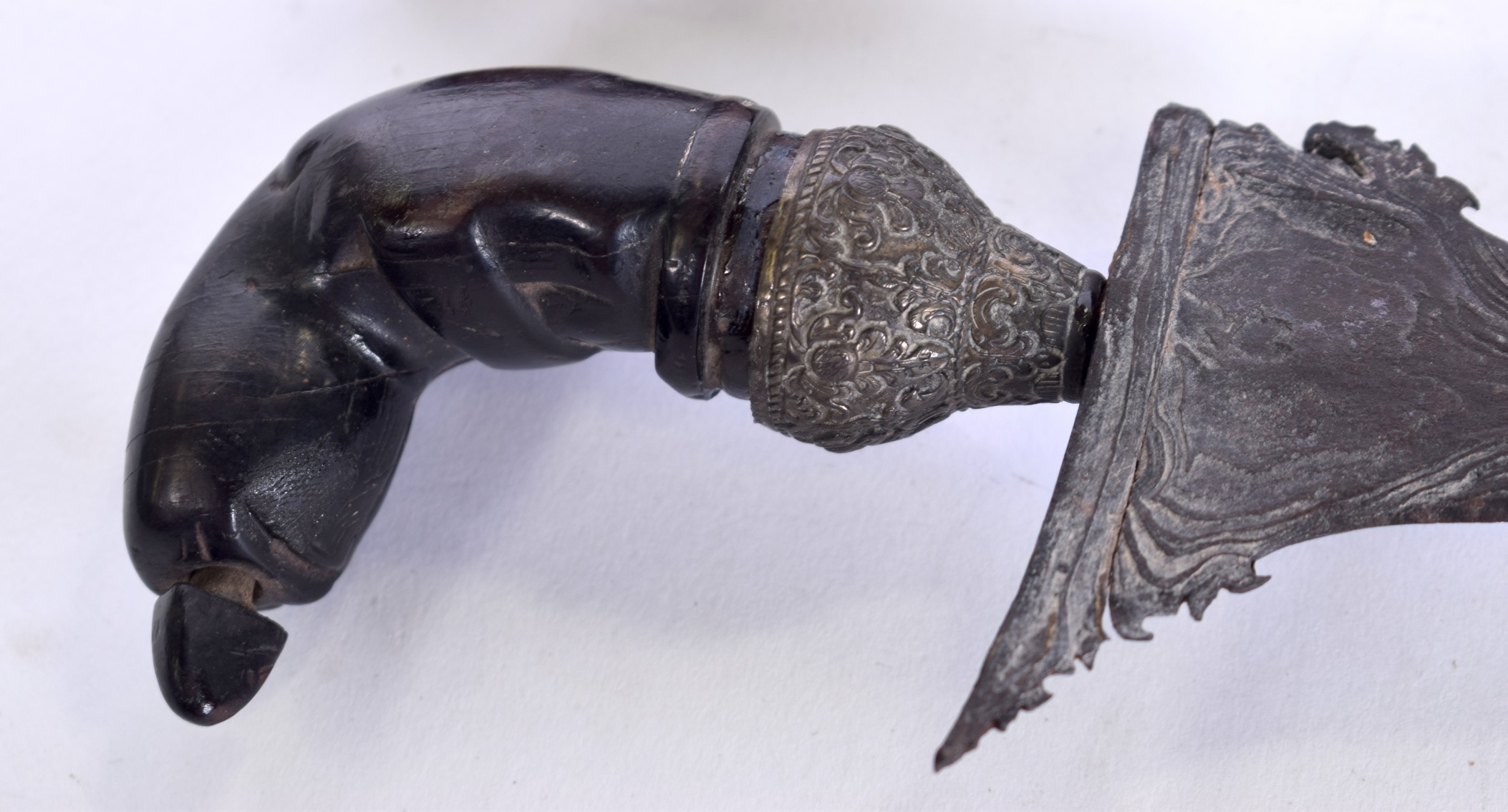 AN EARLY 20TH CENTURY KRISS DAGGER, with a fruitwood scabbard. 42 cm long. - Image 2 of 4