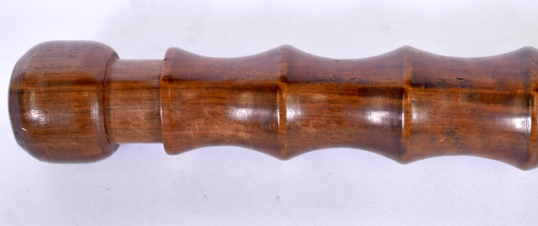 AN ANTIQUE FRUITWOOD TRUNCHEON, with carved rib handle. 39.5 cm long. - Image 3 of 3