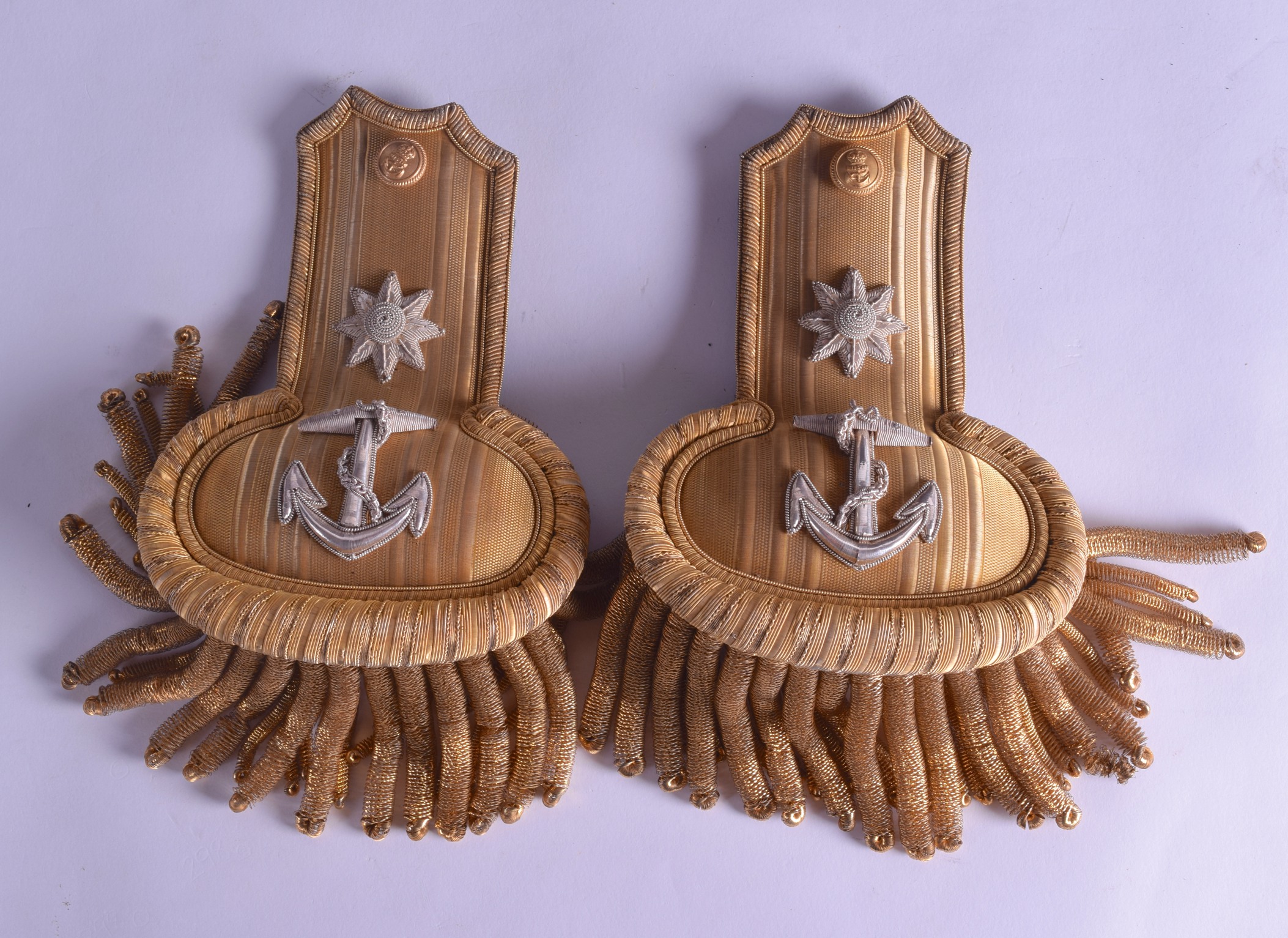 A LOVELY FIRST WAR ROYAL NAVY PAYMASTER CAPTAINS BICORN HAT AND EPAULETTES with original tole ware - Image 2 of 5