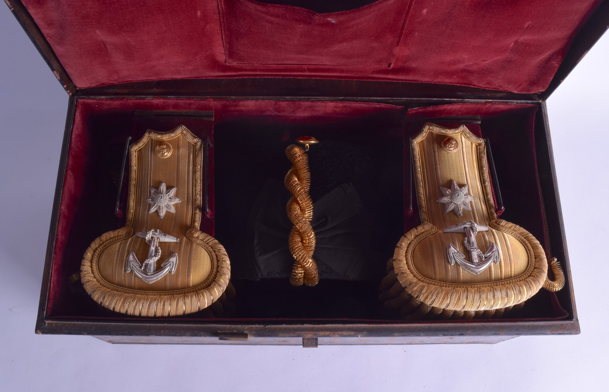 A LOVELY FIRST WAR ROYAL NAVY PAYMASTER CAPTAINS BICORN HAT AND EPAULETTES with original tole ware - Image 4 of 5