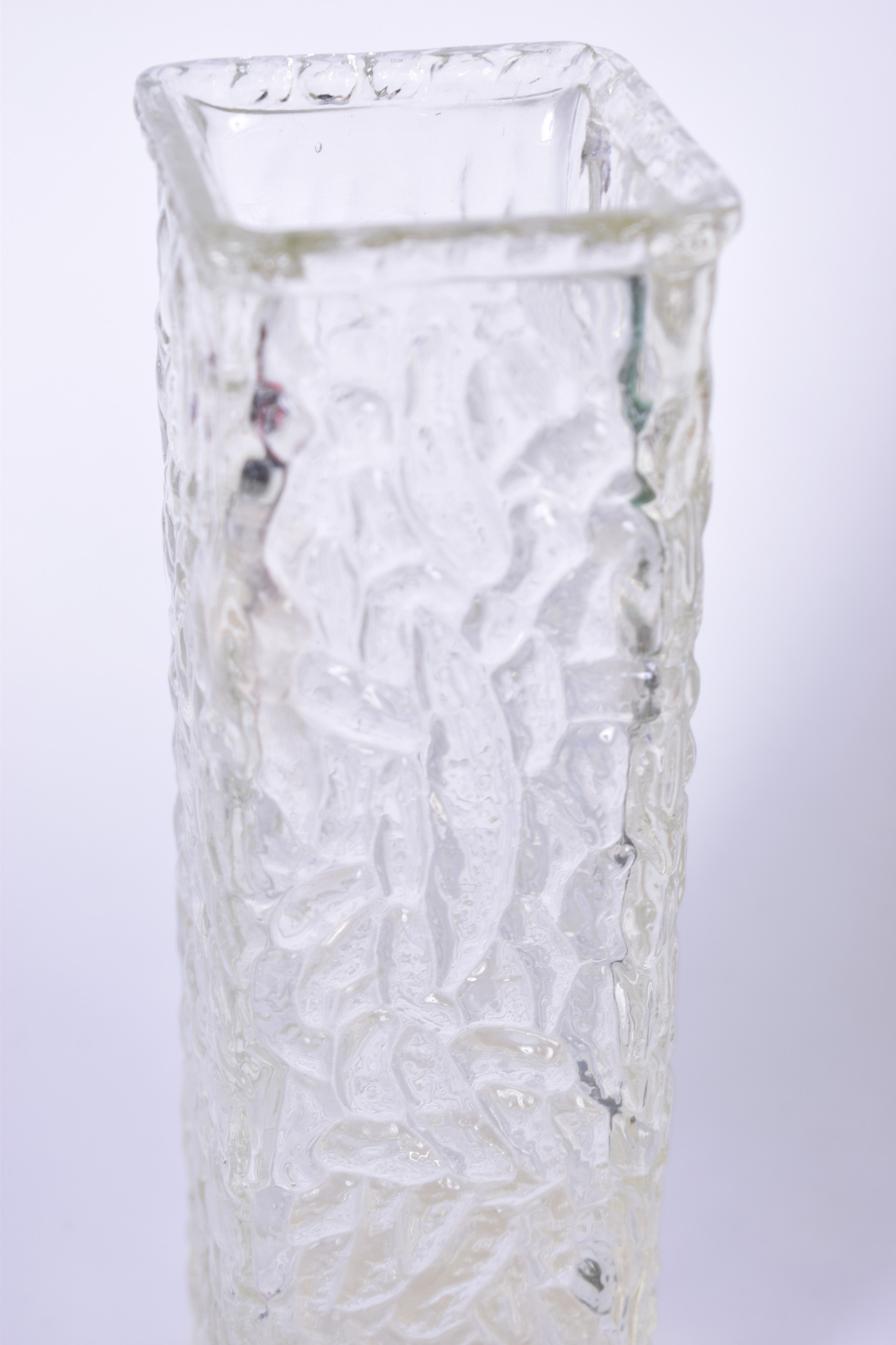 AN EARLY 20TH CENTURY PINK GLASS OVERLAID VASE, together with a Whitefriars style vase and two - Image 5 of 5