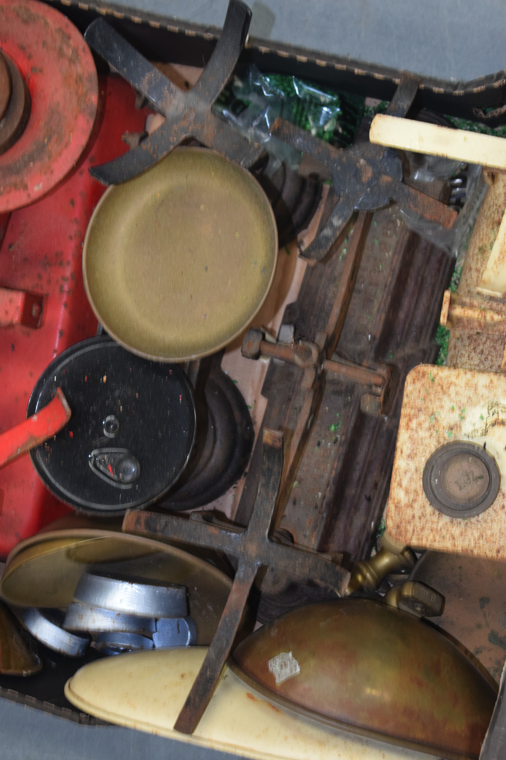 A QUANTITY OF WEIGHING SCALES, of varying size. (qty) - Image 3 of 3