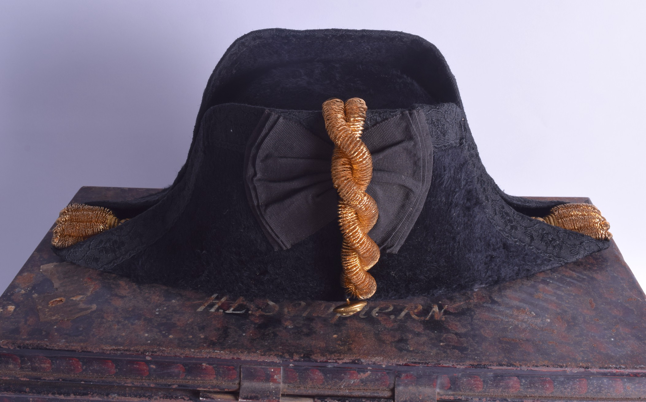 A LOVELY FIRST WAR ROYAL NAVY PAYMASTER CAPTAINS BICORN HAT AND EPAULETTES with original tole ware - Image 3 of 5