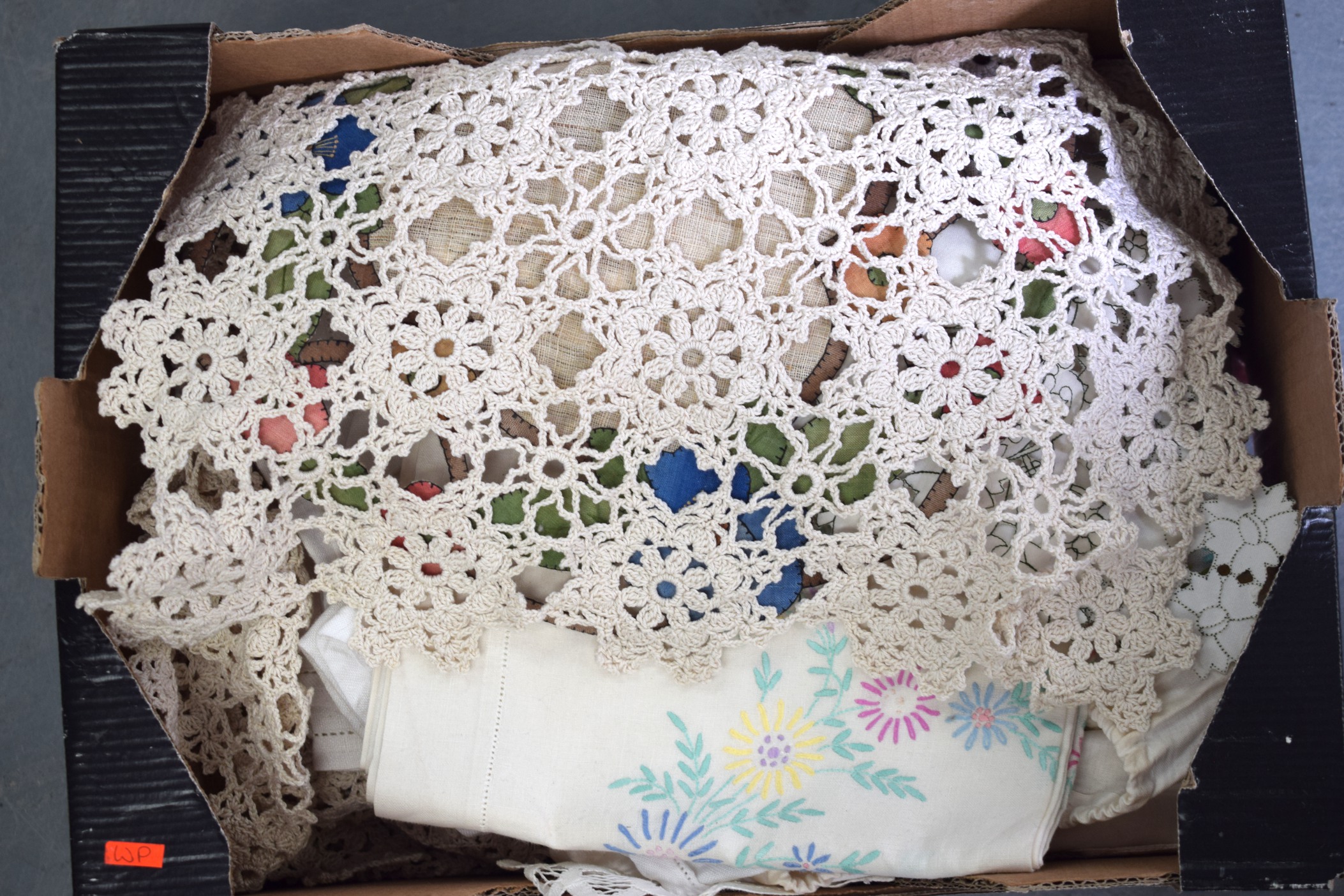 A QUANTITY OF LACE AND LINEN.
