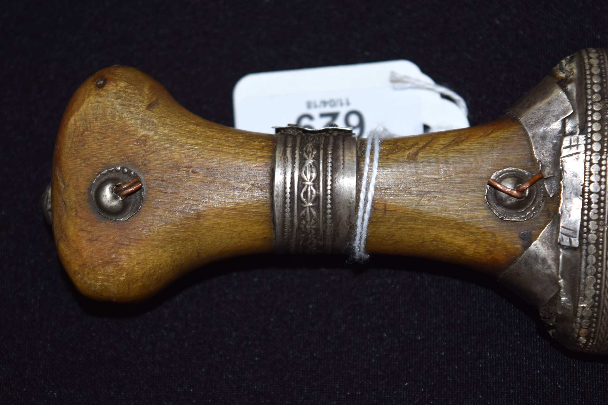 A 19TH CENTURY CARVED RHINOCEROS HORN HANDLED JAMBIYA DAGGER C1880 with white metal mounts. 30 cm - Image 2 of 5