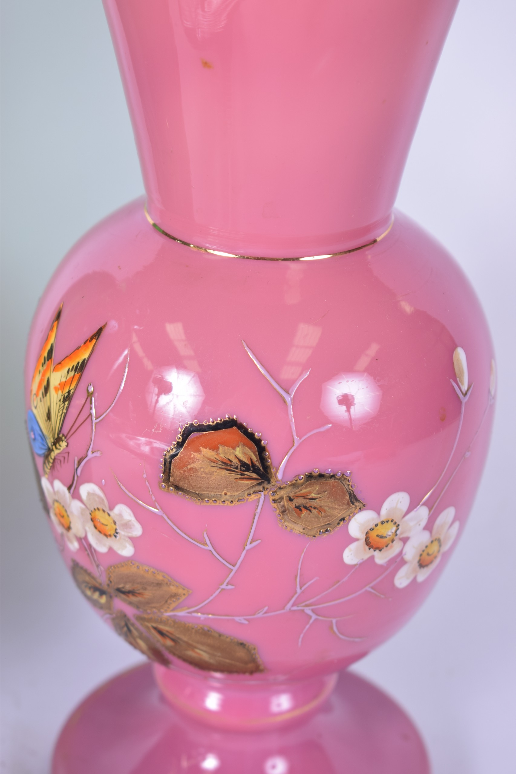 AN EARLY 20TH CENTURY PINK GLASS OVERLAID VASE, together with a Whitefriars style vase and two - Image 2 of 5