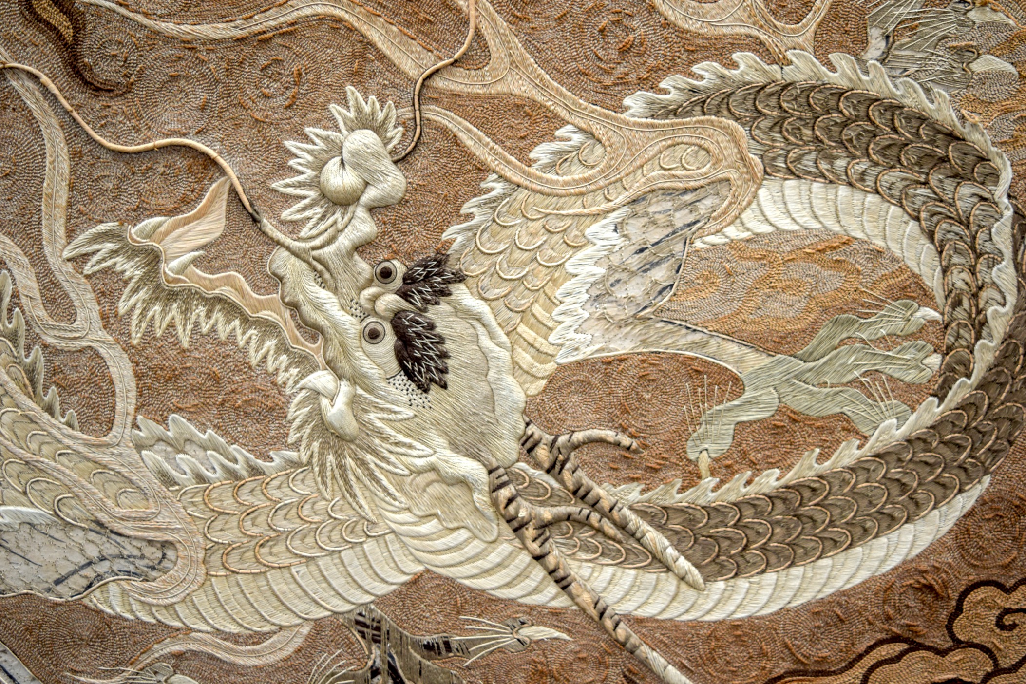 A FINE AND EXTREMELY LARGE 19TH CENTURY JAPANESE SILK EMBROIDERED WALL HANGING decorated with - Image 3 of 7