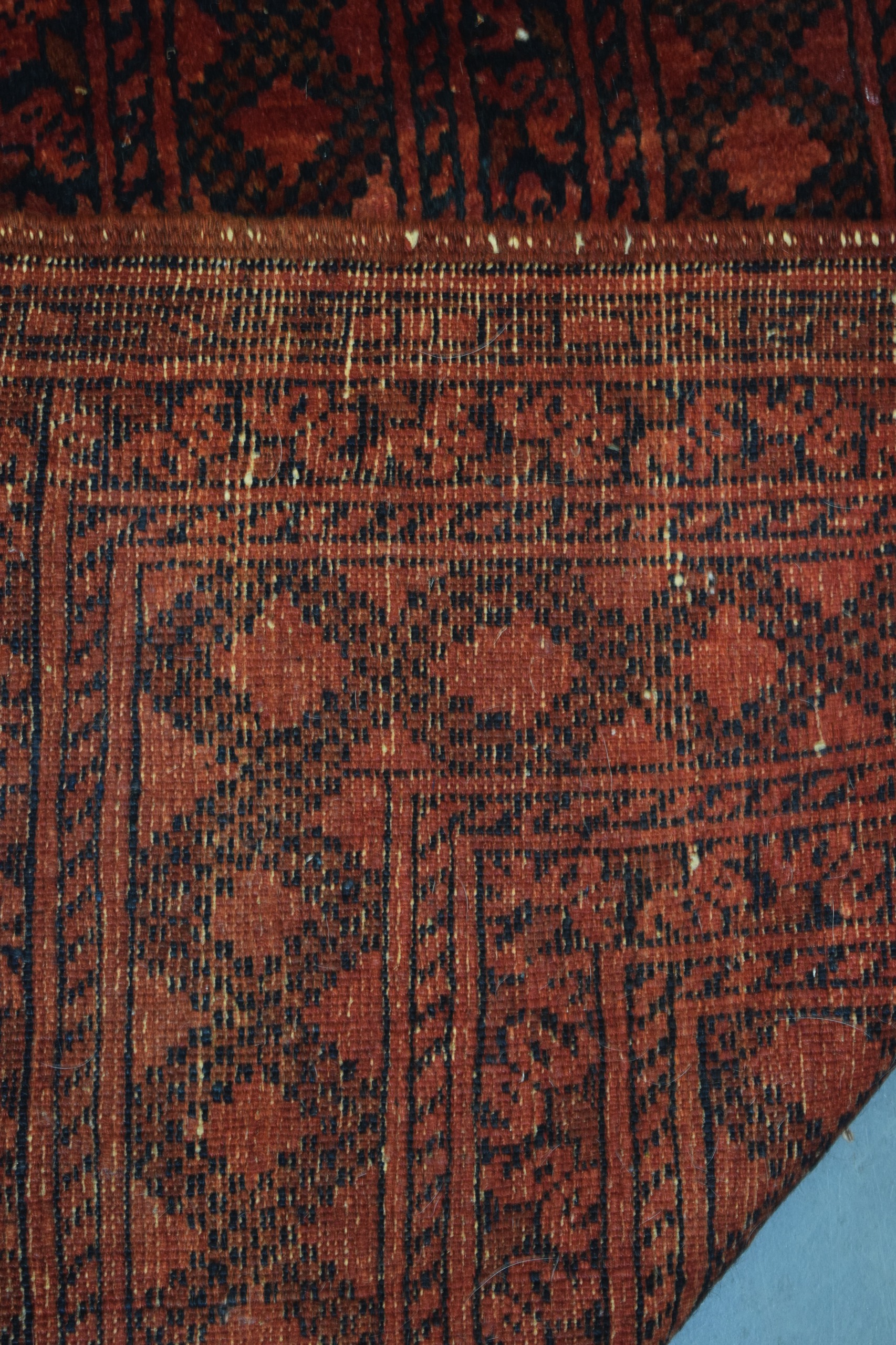A LARGE EARLY 20TH CENTURY BURNT ORANGE GROUND AFGHAN ESARI TURKMEN RUG, decorated with motifs. - Image 5 of 5