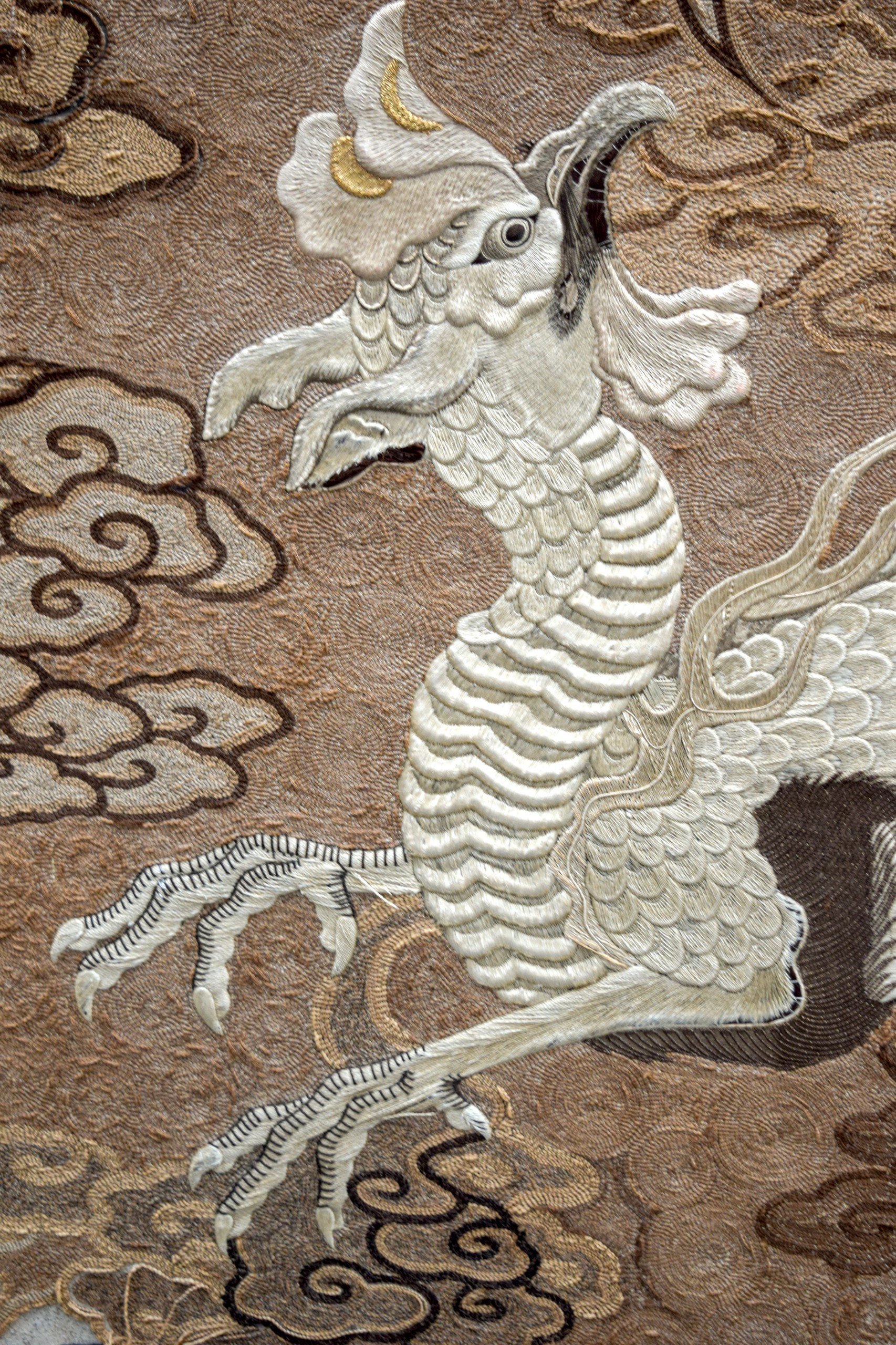 A FINE AND EXTREMELY LARGE 19TH CENTURY JAPANESE SILK EMBROIDERED WALL HANGING decorated with - Image 2 of 7