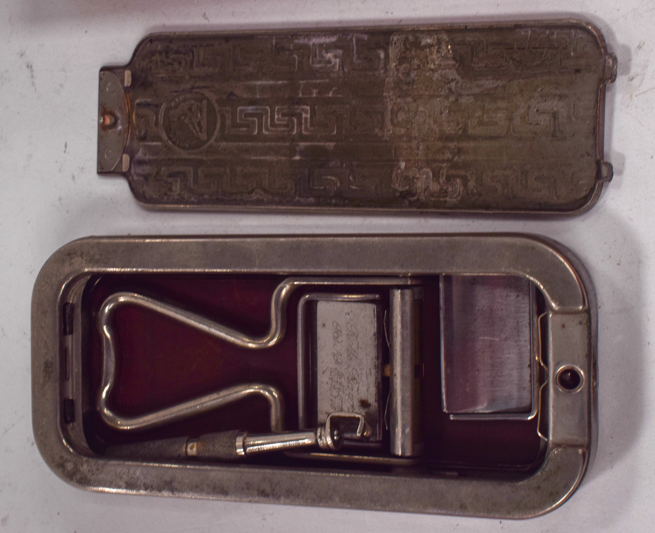 A SMALL GROUP OF VINTAGE SHAVING ITEMS, including "The Chard Hair Clipper". (5) - Image 4 of 5