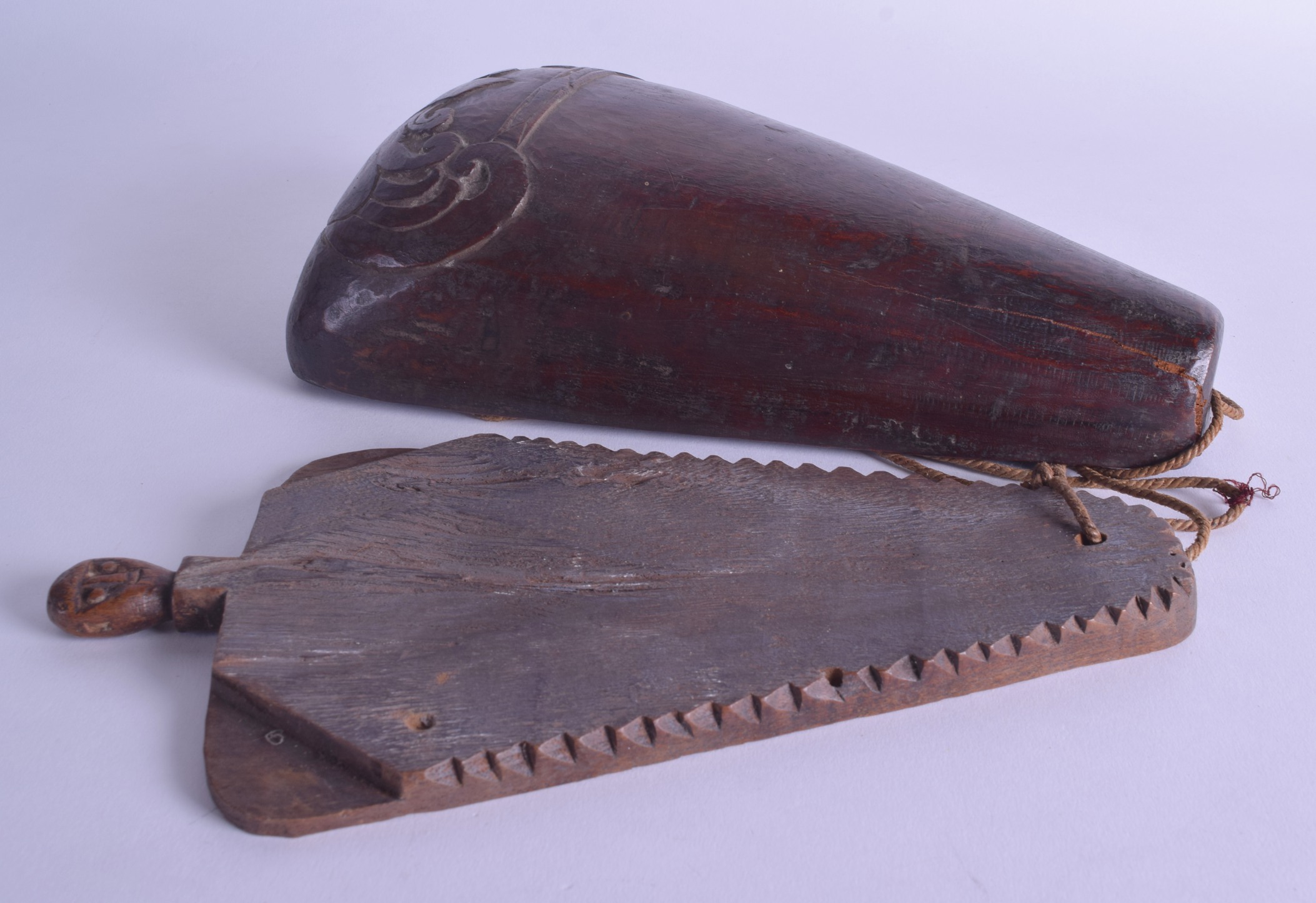 A VERY UNUSUAL 19TH CENTURY AFRICAN TRIBAL 'CROCODILE TOOTH' FOOD BOX possibly Juba, the cover - Image 3 of 3