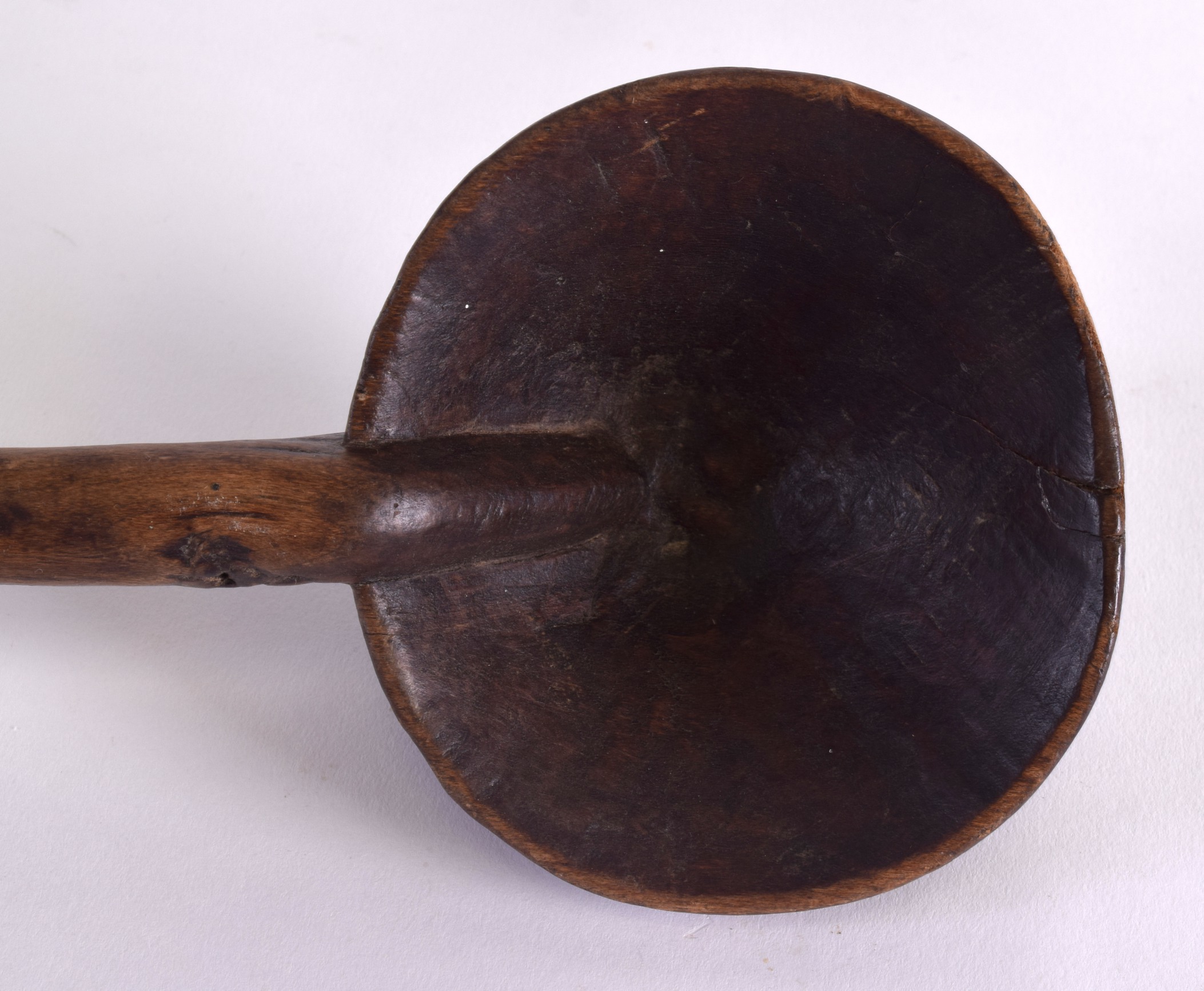 A LATE 19TH CENTURY AFRICAN TRIBAL CARVED WOOD SPOON with engraved terminal. 54 cm long. - Bild 2 aus 3