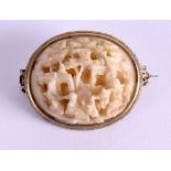 A MID 19TH CENTURY CHINESE CANTON CARVED IVORY BROOCH within a yellow metal case. 4.5 cm x 3 cm.