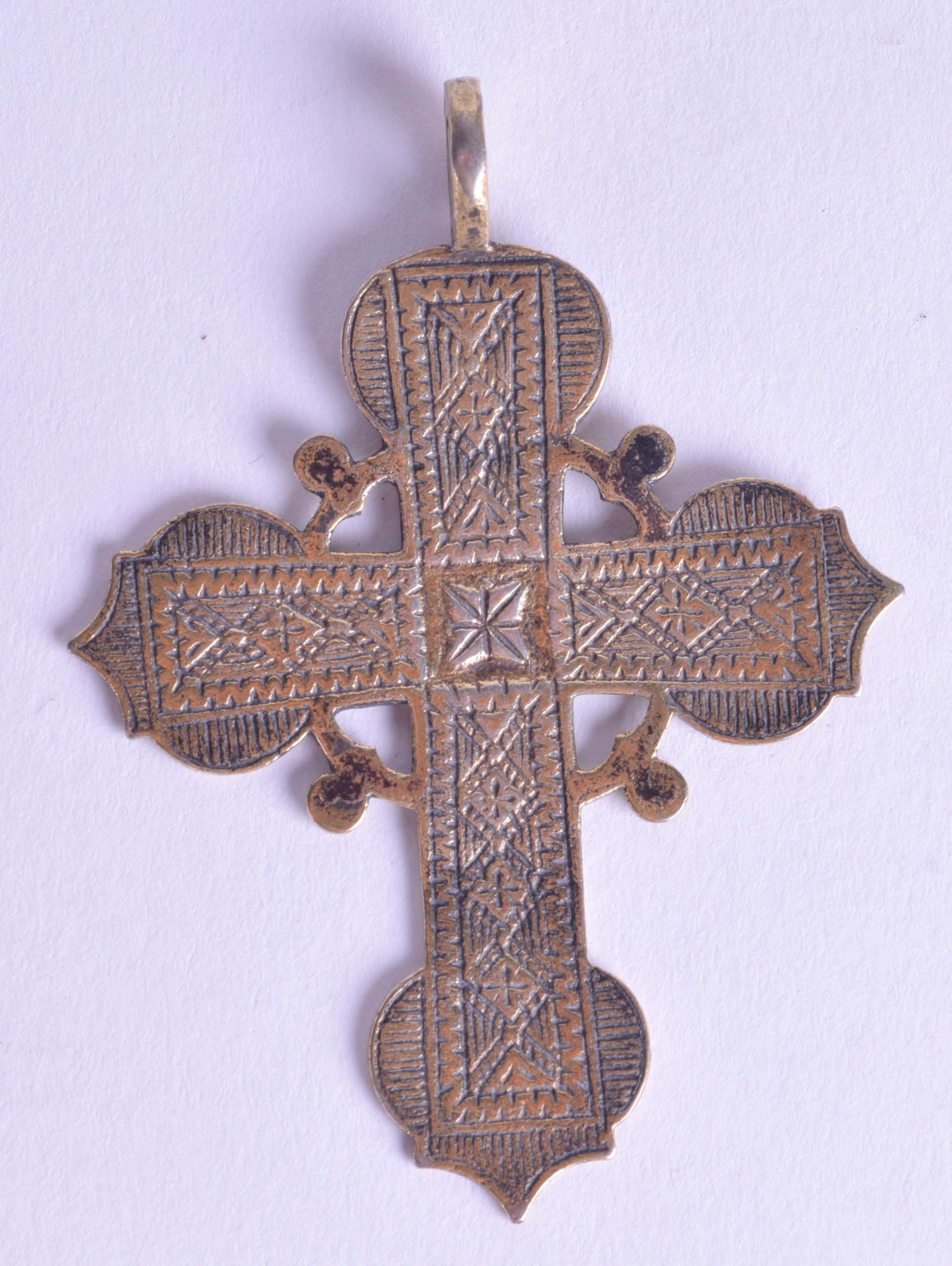 A 17TH/18TH CENTURY GREEK ORTHODOX BRASS AND ENAMEL CRUCIFIX PENDANT decorated with scripture and - Bild 2 aus 2