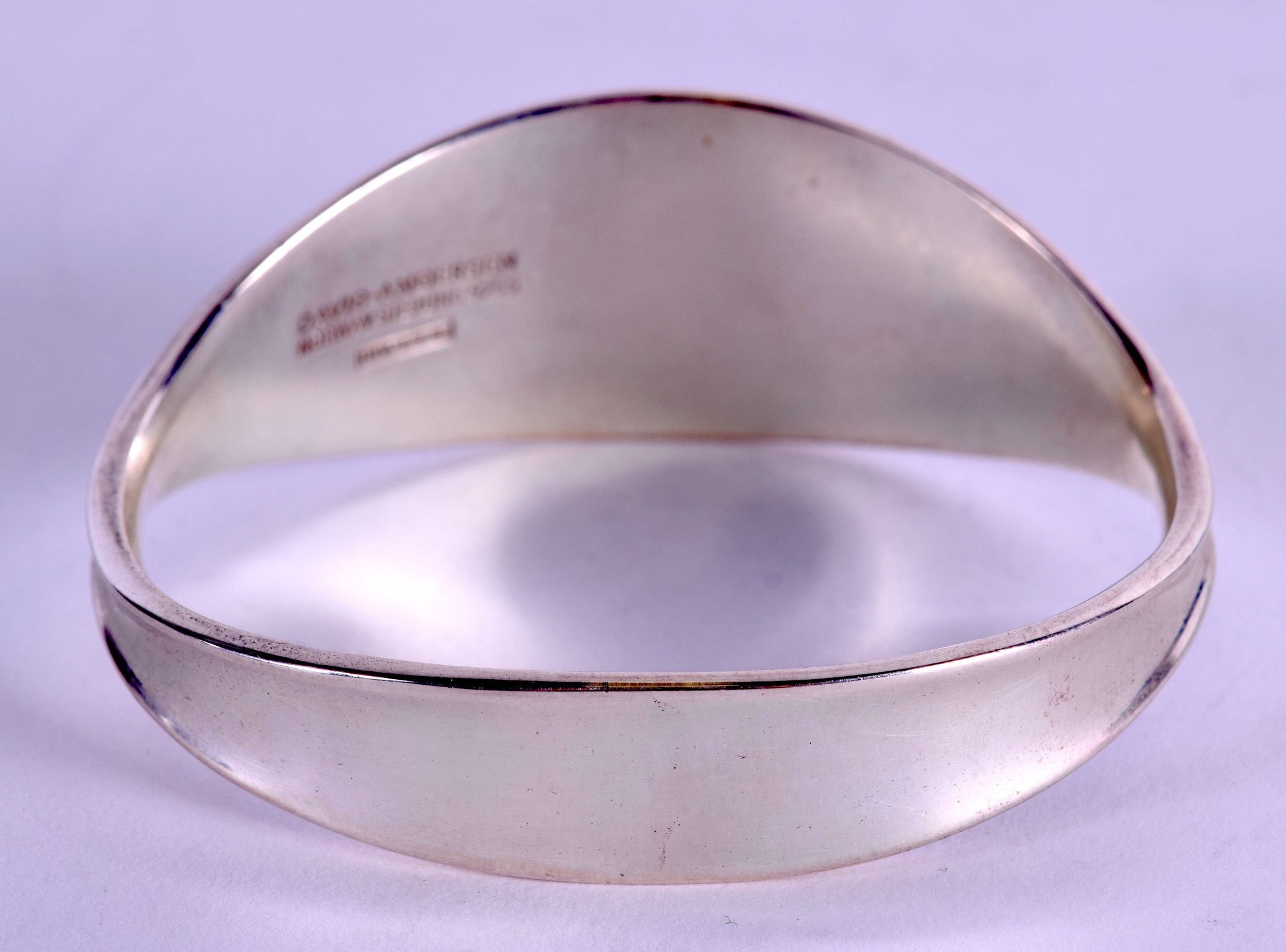 A STYLISH NORWEGIAN SILVER BANGLE by David Andersen. 7 cm wide. - Bild 2 aus 3