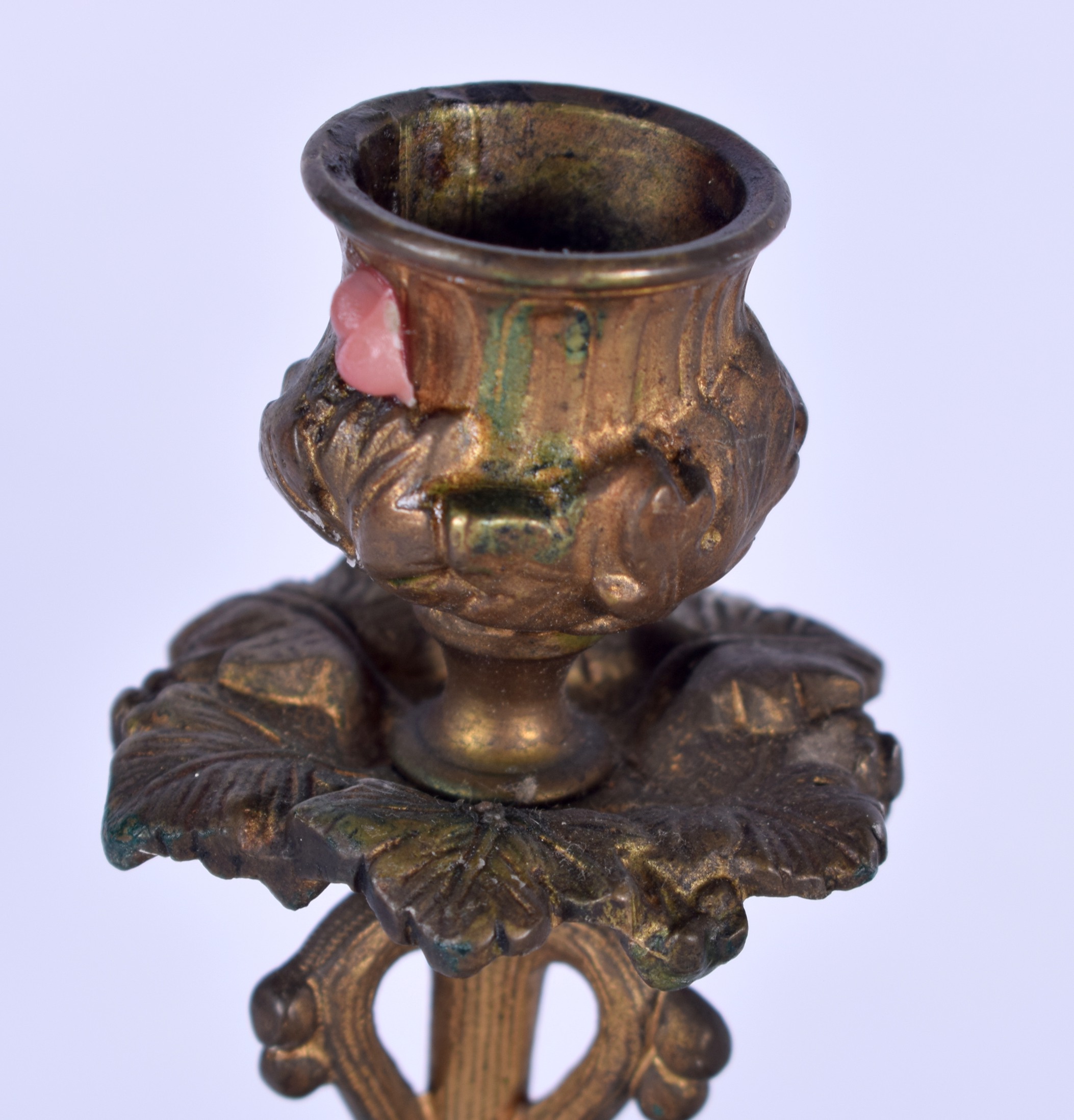 A PAIR OF BRONZE CANDLESTICKS, the feet in the form of fruiting vines. 23 cm high. - Bild 2 aus 3