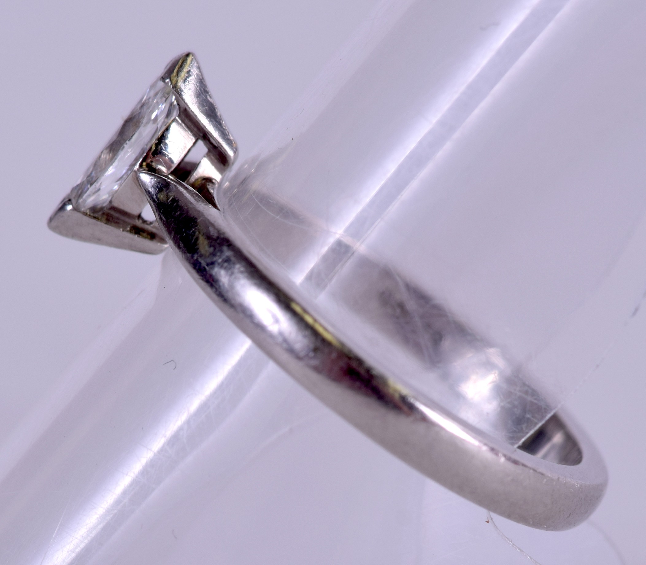 AN 18CT WHITE GOLD AND DIAMOND MARQUISE CUT RING. Size K. - Bild 2 aus 5