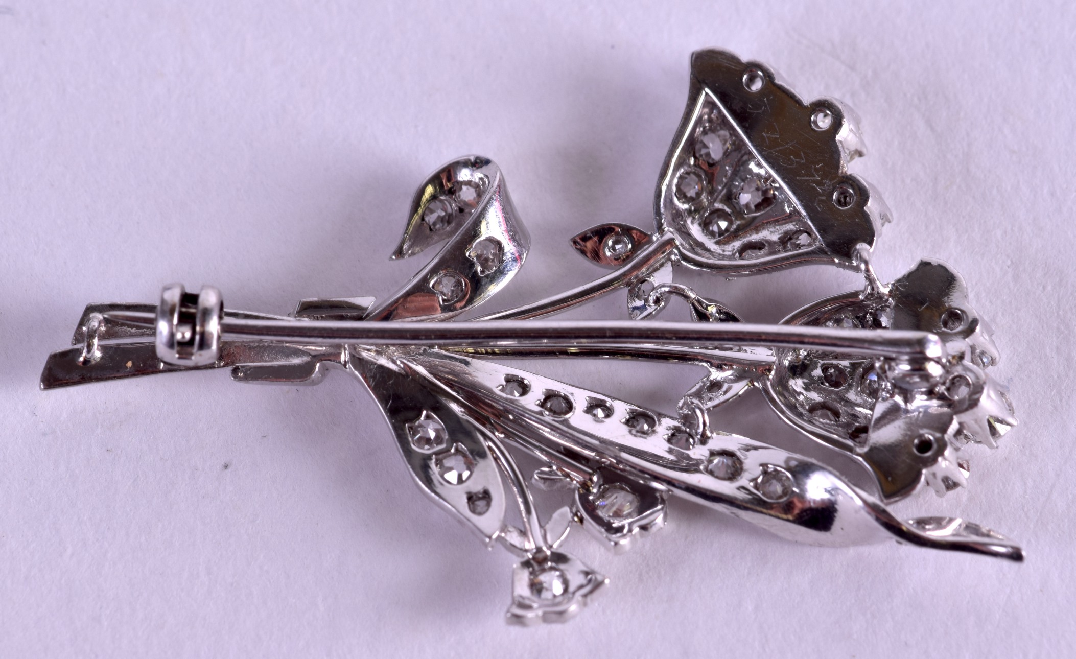 A STYLISH EDWARDIAN PLATINUM AND DIAMOND FLORAL BAR BROOCH of naturalistic form. 8 grams. 4.5 cm x - Bild 3 aus 3