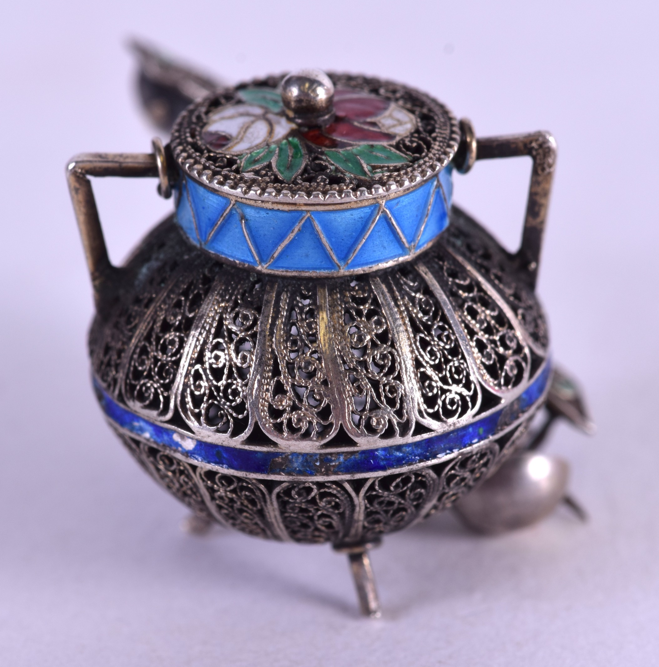 AN UNUSUAL EARLY 20TH CENTURY PORTUGUESE SILVER AND ENAMEL URN BROOCH. - Bild 2 aus 3