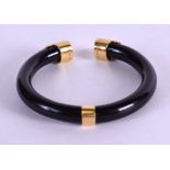 A GOOD 18CT GOLD AND HORN BRACELET. 8.5 cm wide.