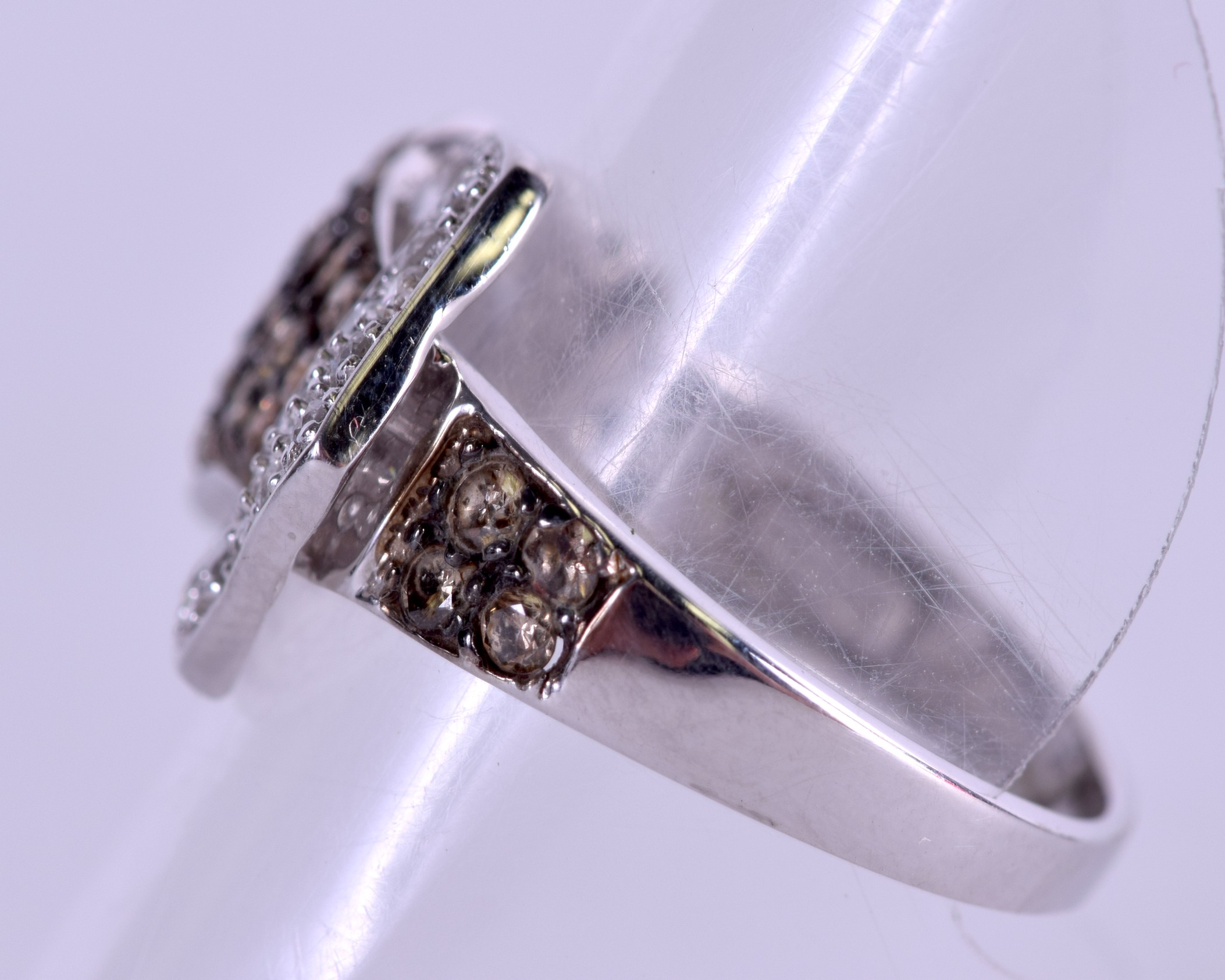 A WHITE GOLD TWO TONE DIAMOND BUCKLE RING. Size M. - Bild 2 aus 4