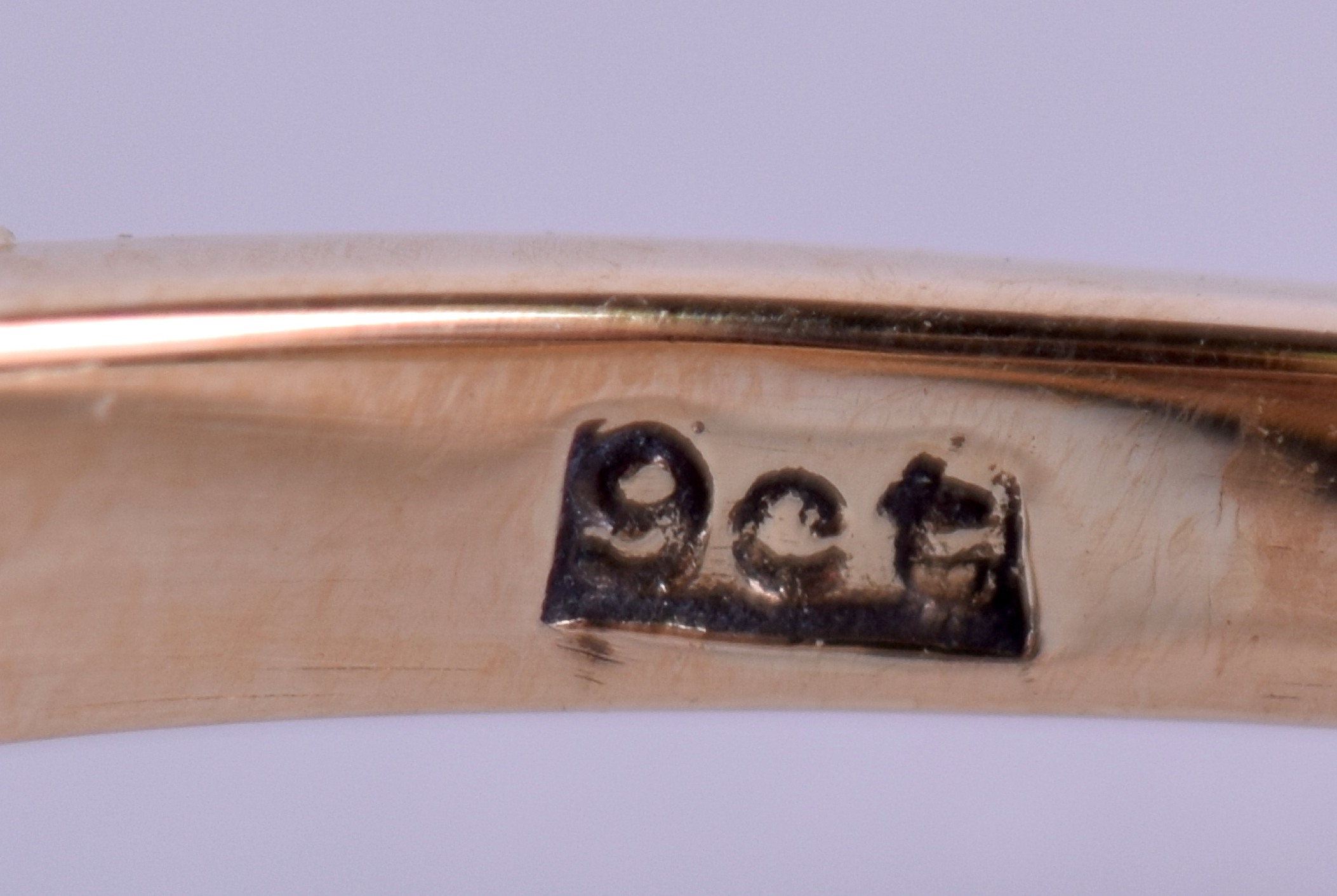 A MATCHING 9 CT GOLD GILSON OPAL RING. Size O. - Bild 4 aus 4