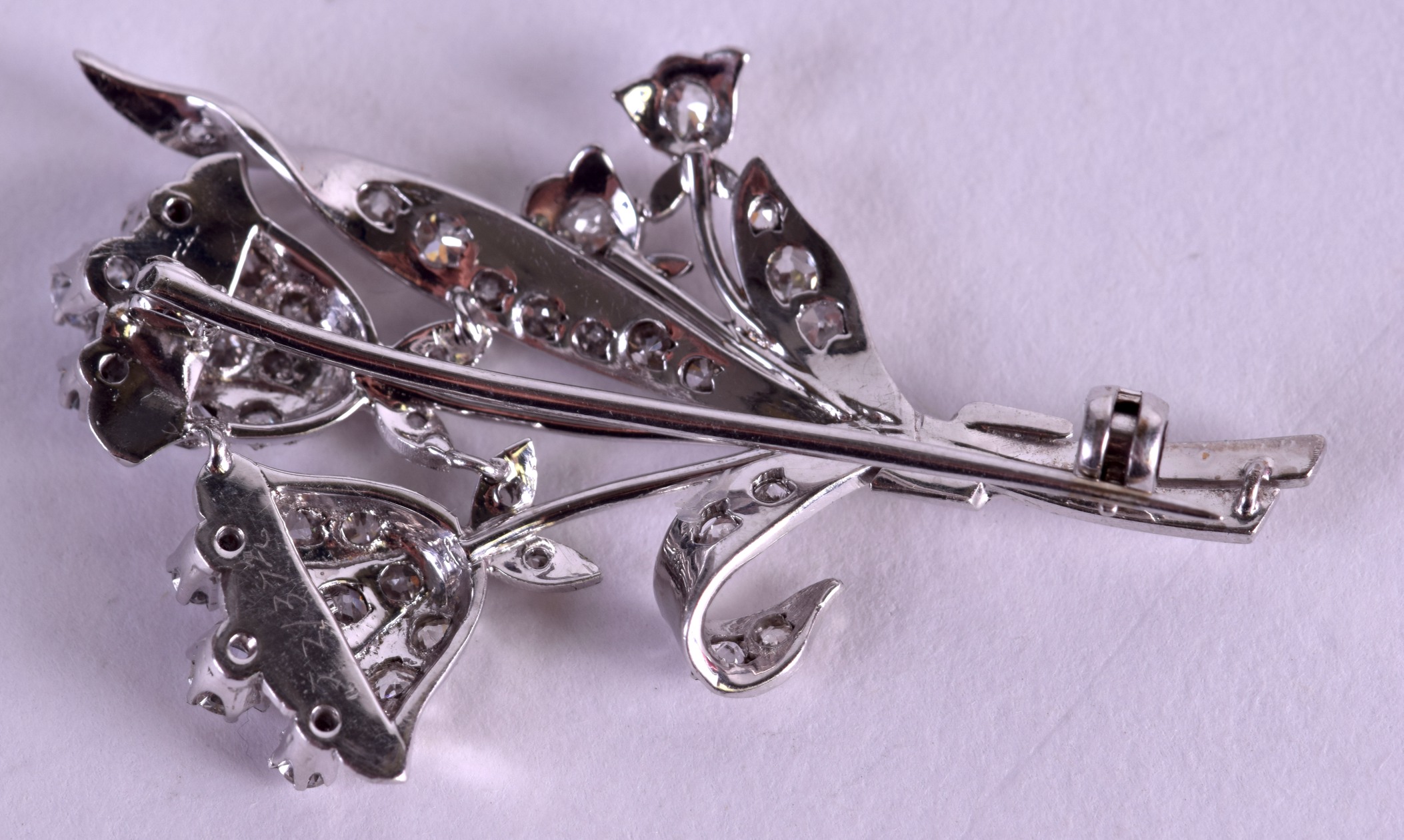 A STYLISH EDWARDIAN PLATINUM AND DIAMOND FLORAL BAR BROOCH of naturalistic form. 8 grams. 4.5 cm x - Bild 2 aus 3