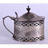 A NEO CLASSICAL SILVER MUSTARD POT. Birmingham 1913. Silver 3.9 oz. 11 cm wide.