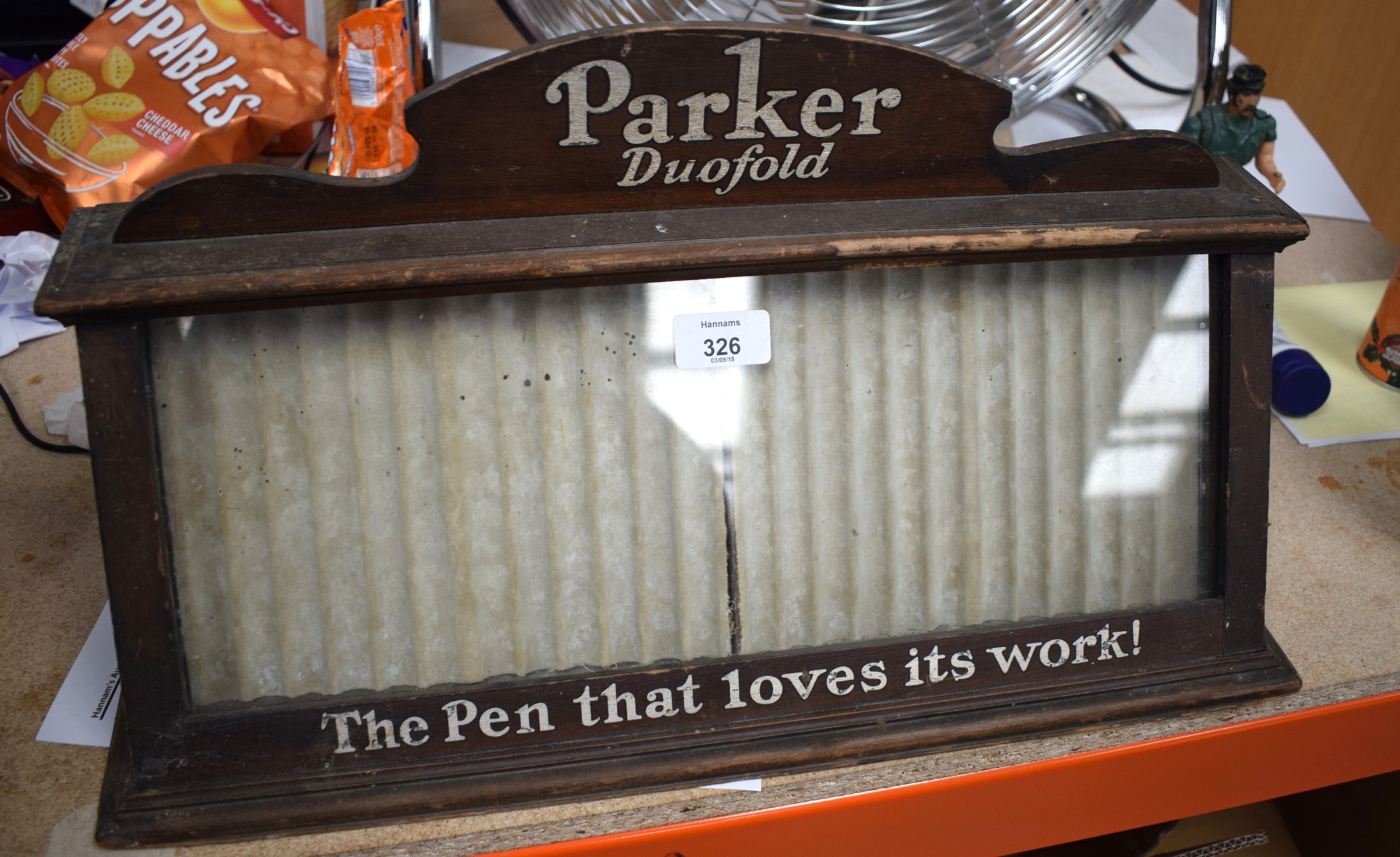 A VINTAGE PARKER DUOFOLD COUNTER TOP PEN DISPLAY CABINET with original silver painted advertising. - Bild 2 aus 5