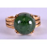 AN 18CT GOLD AND JADE RING. Size N.