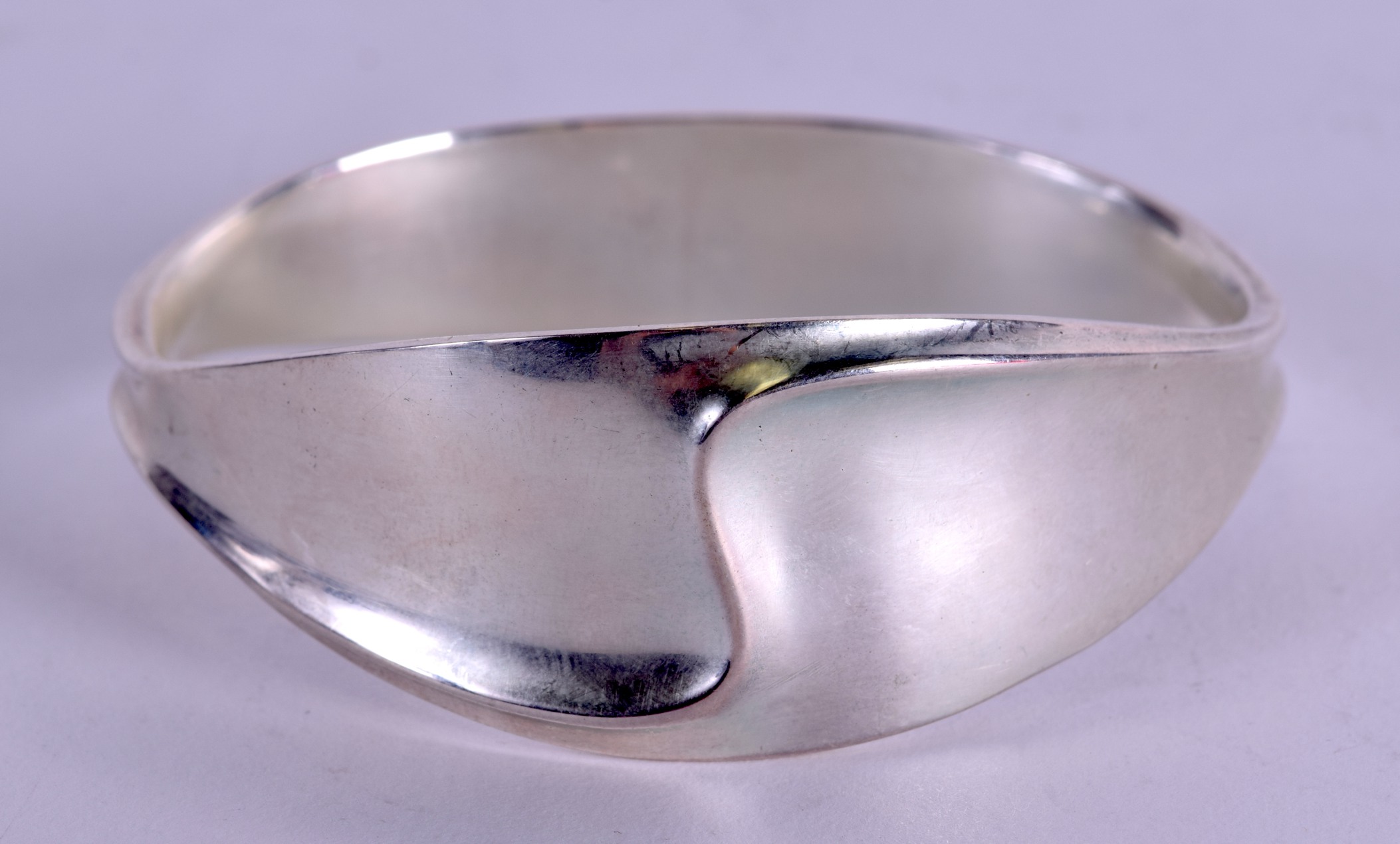 A STYLISH NORWEGIAN SILVER BANGLE by David Andersen. 7 cm wide.