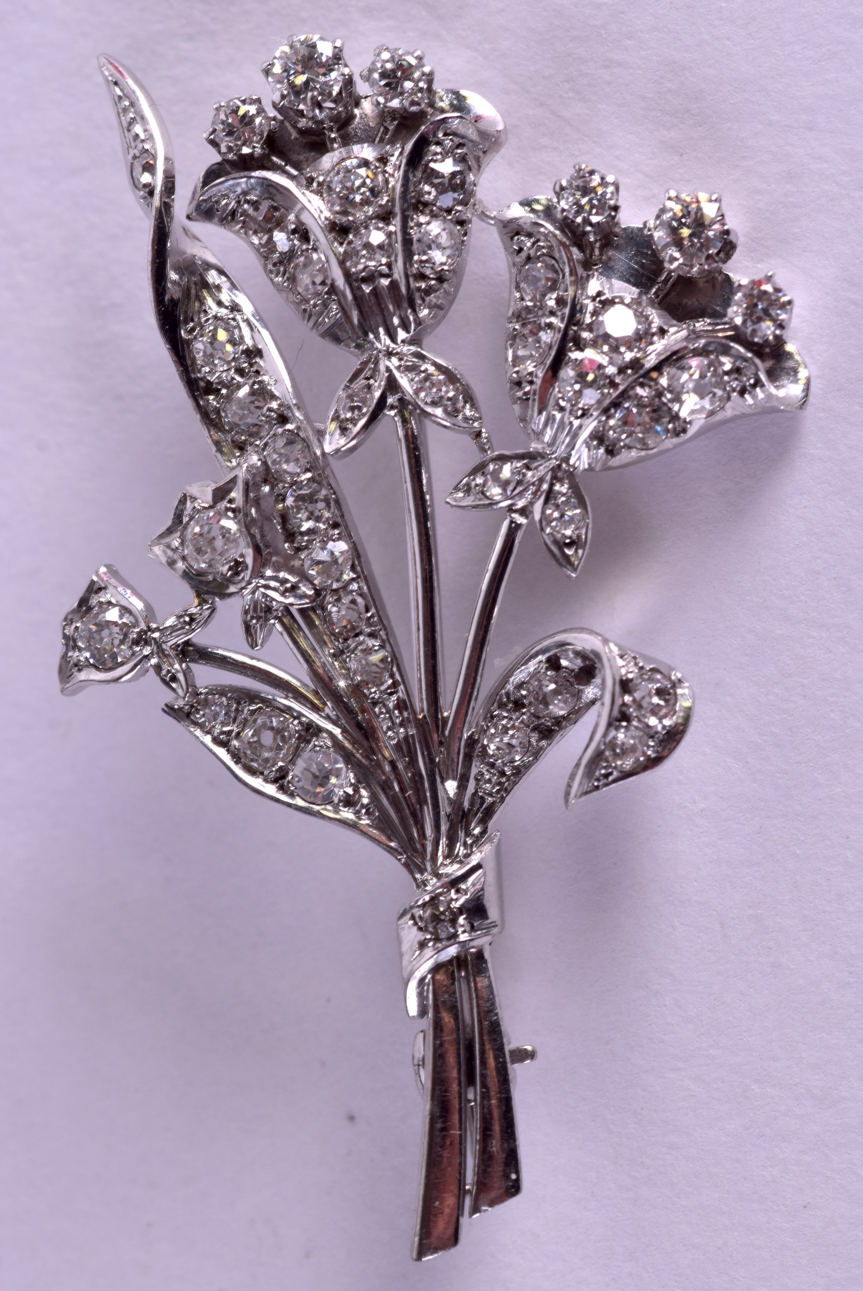 A STYLISH EDWARDIAN PLATINUM AND DIAMOND FLORAL BAR BROOCH of naturalistic form. 8 grams. 4.5 cm x